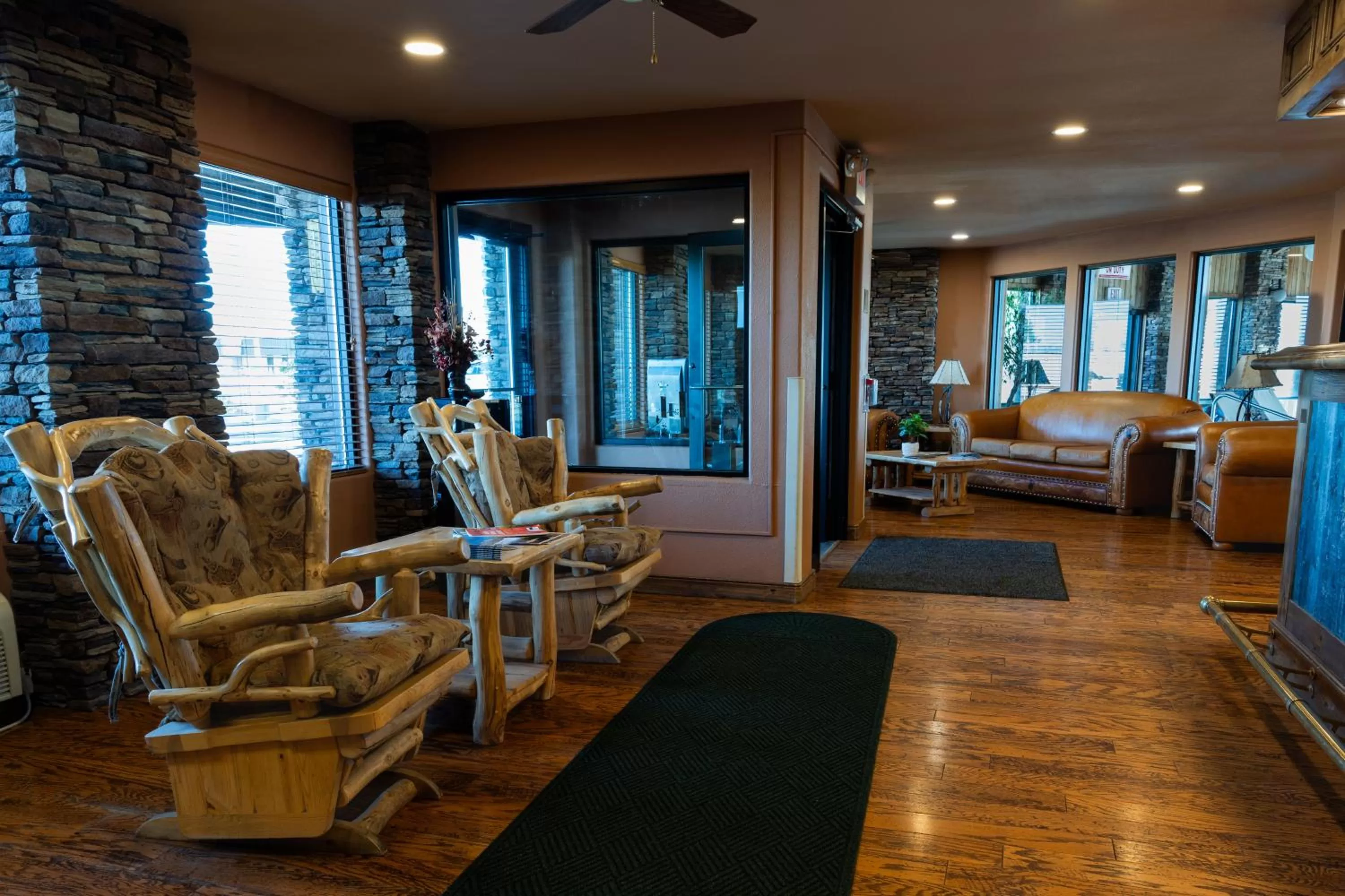 Seating area in Pinedale Hotel & Suites