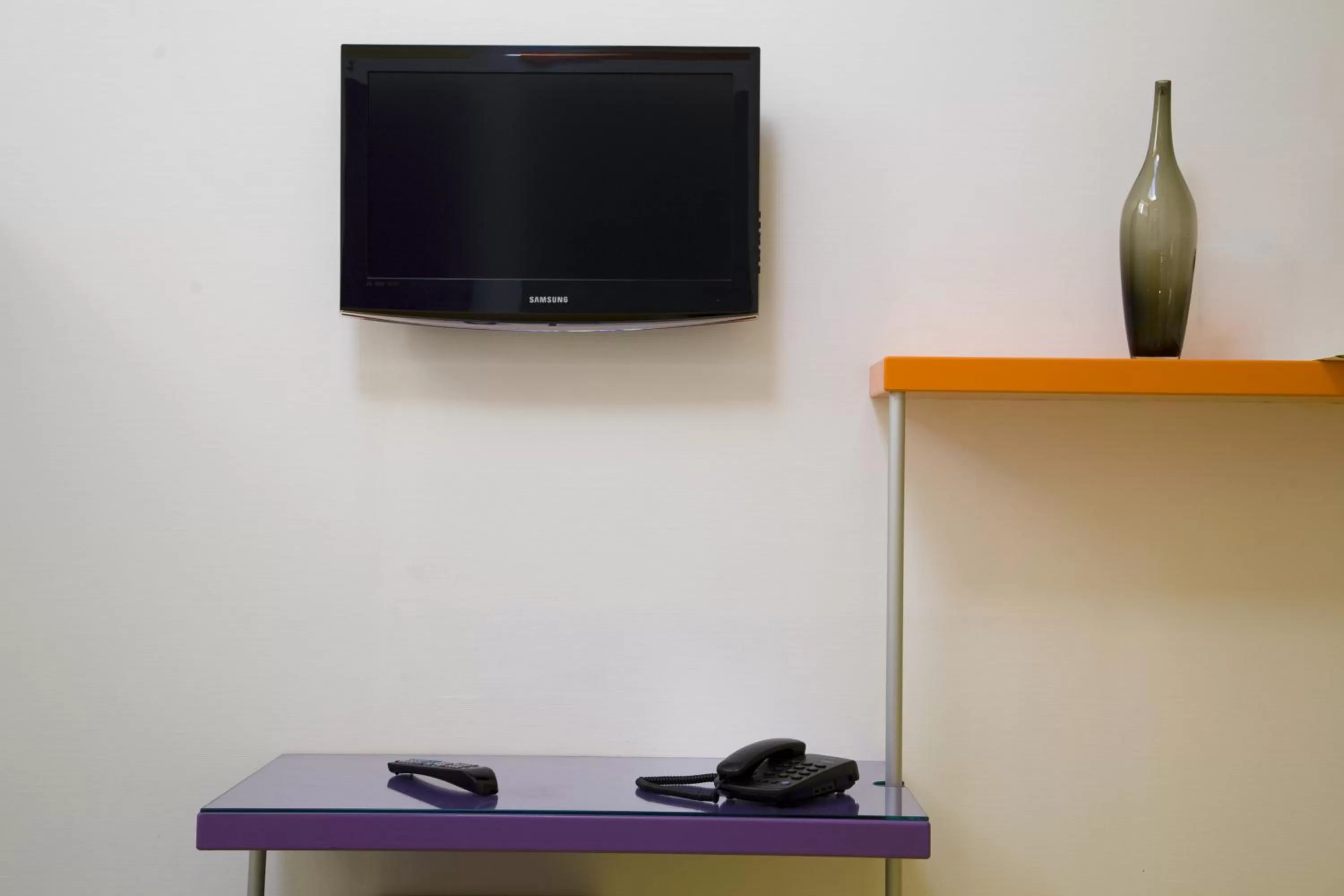 TV and multimedia in Correra 241 Lifestyle Hotel