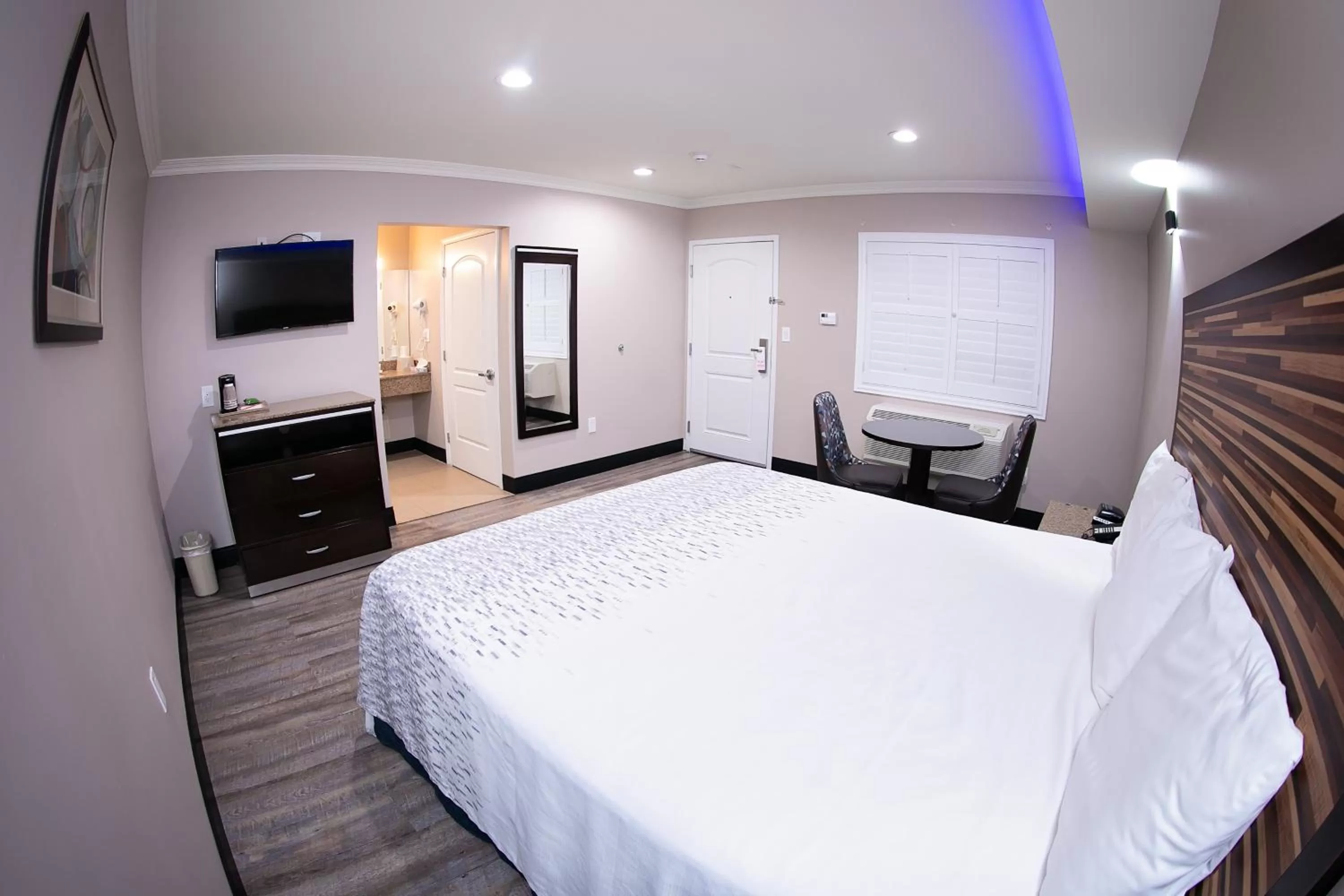 Bed in Diamond Bell Inn & Suites