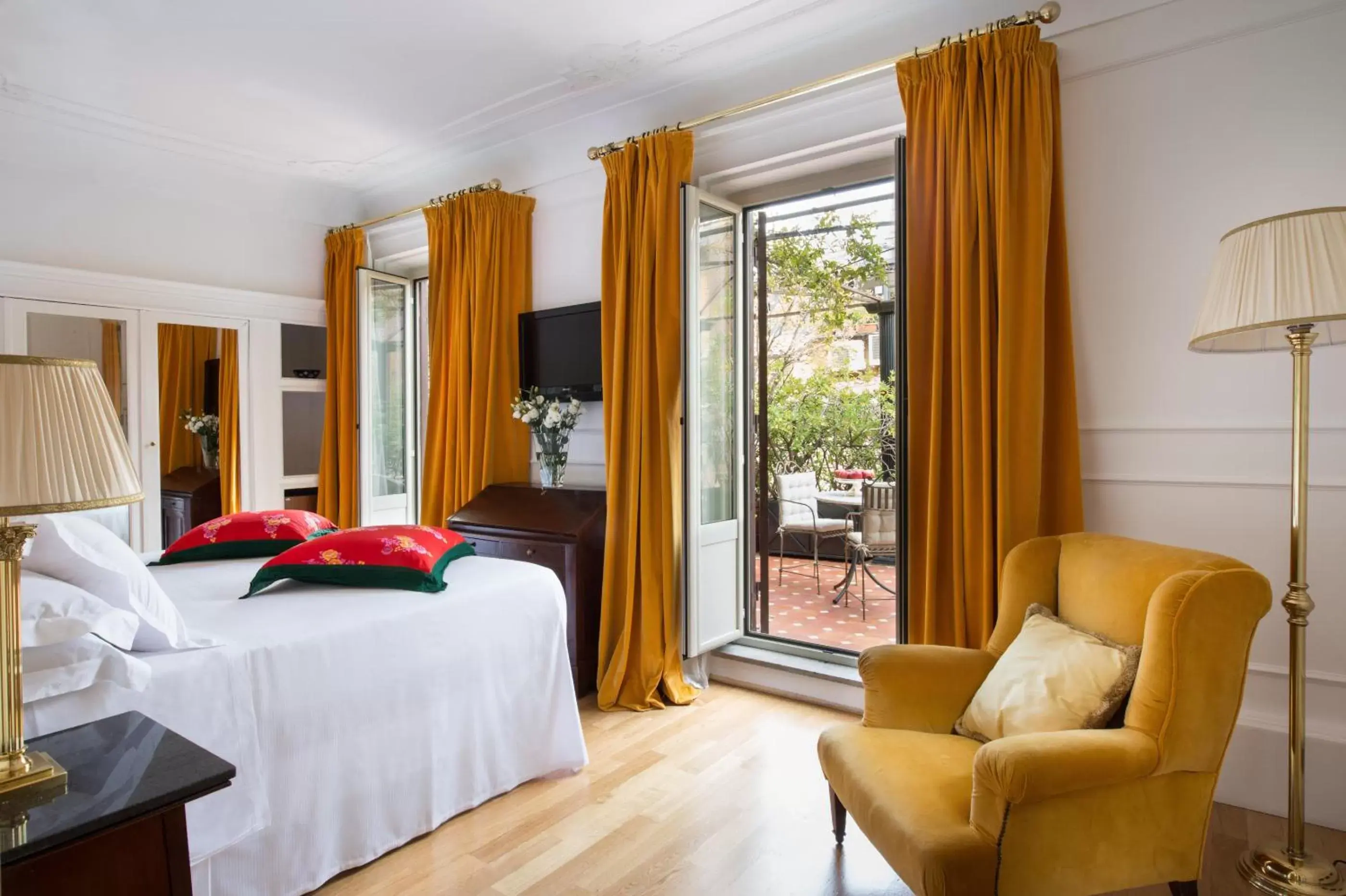 Deluxe Double Room with Balcony in Grand Hotel Plaza Deluxe Double Room with Balcony in Grand Hotel Plaza