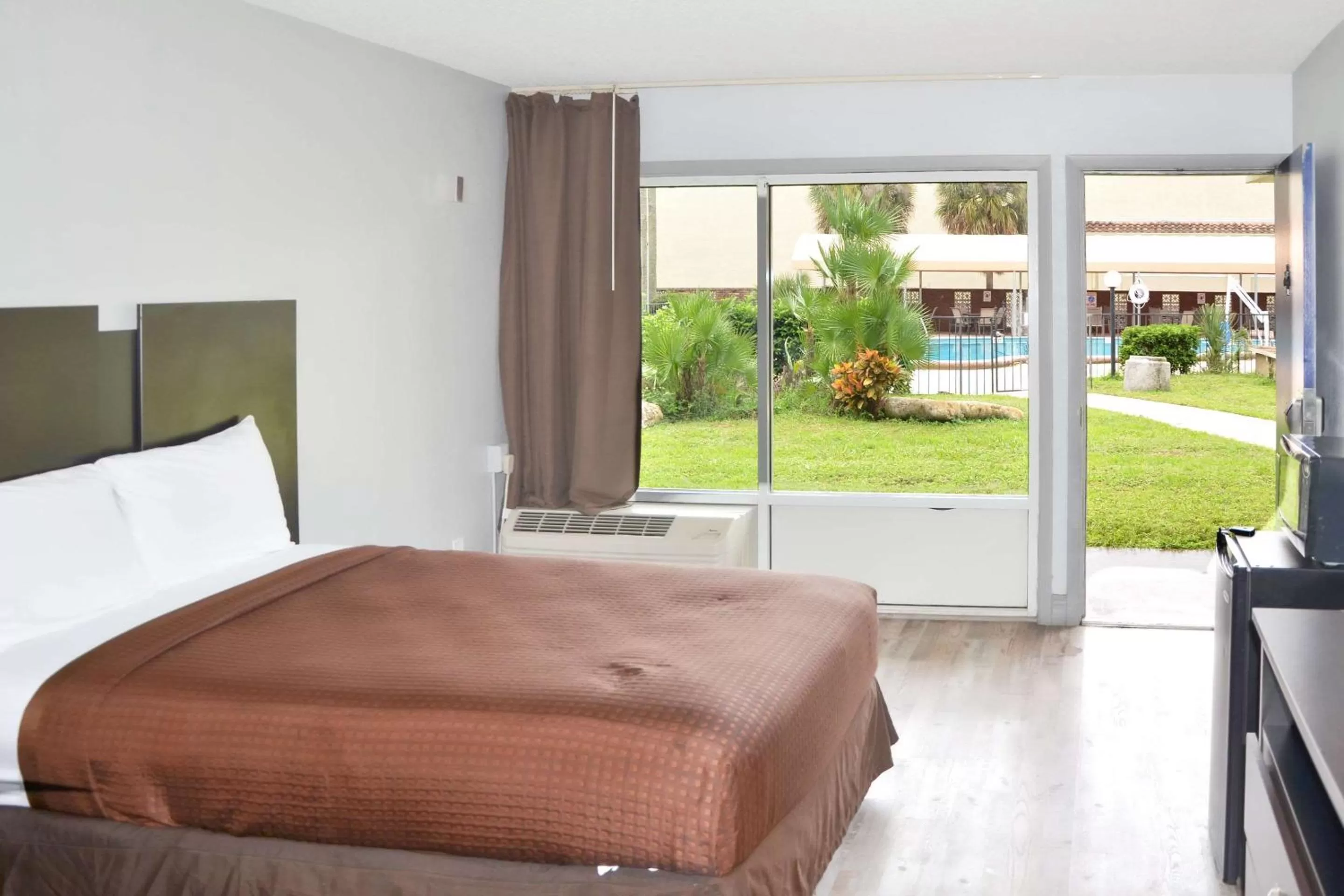 Photo of the whole room, Bed in Rodeway Inn Sun City Center