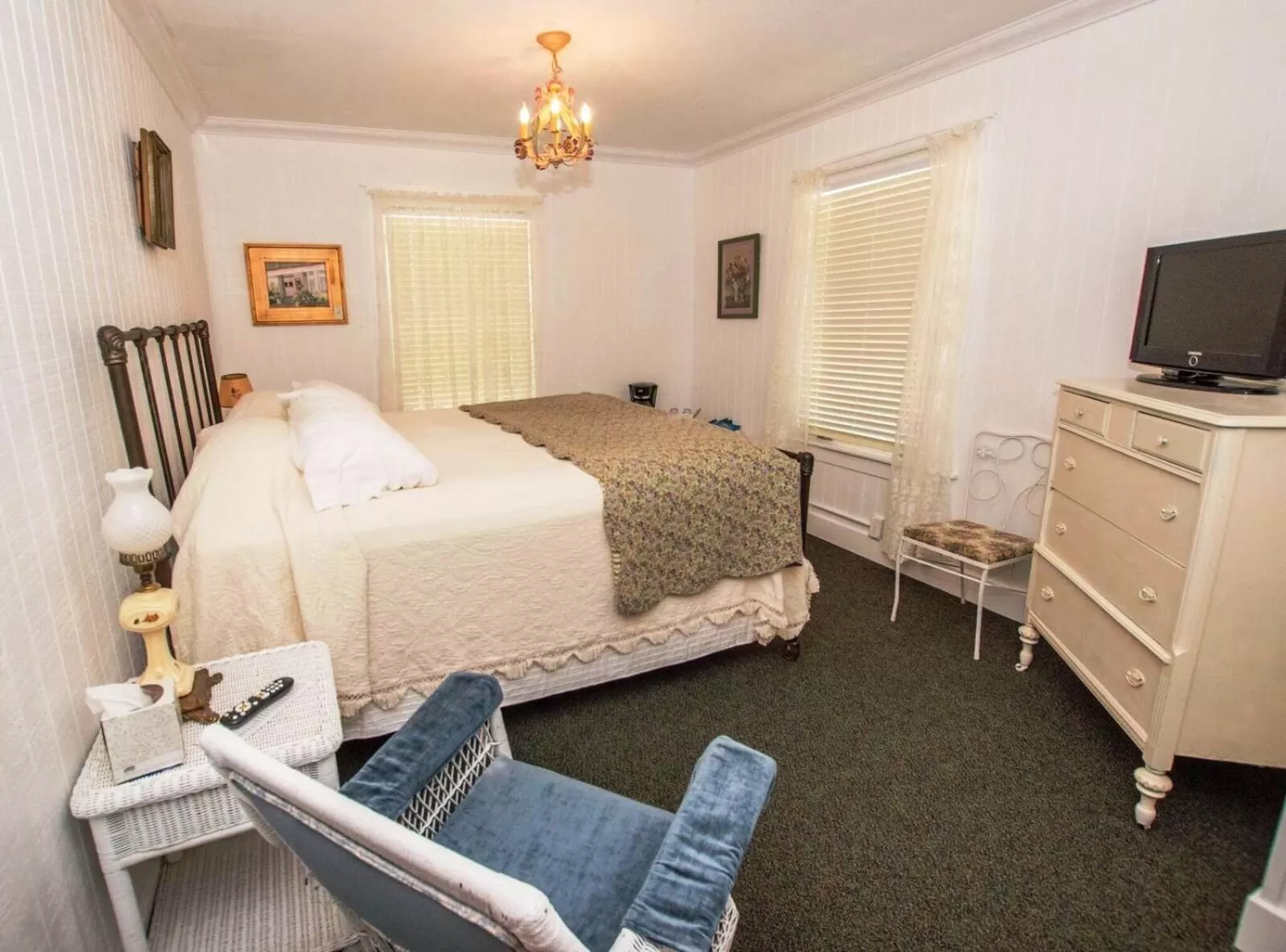 Bed in Terrace Inn and 1911 Restaurant