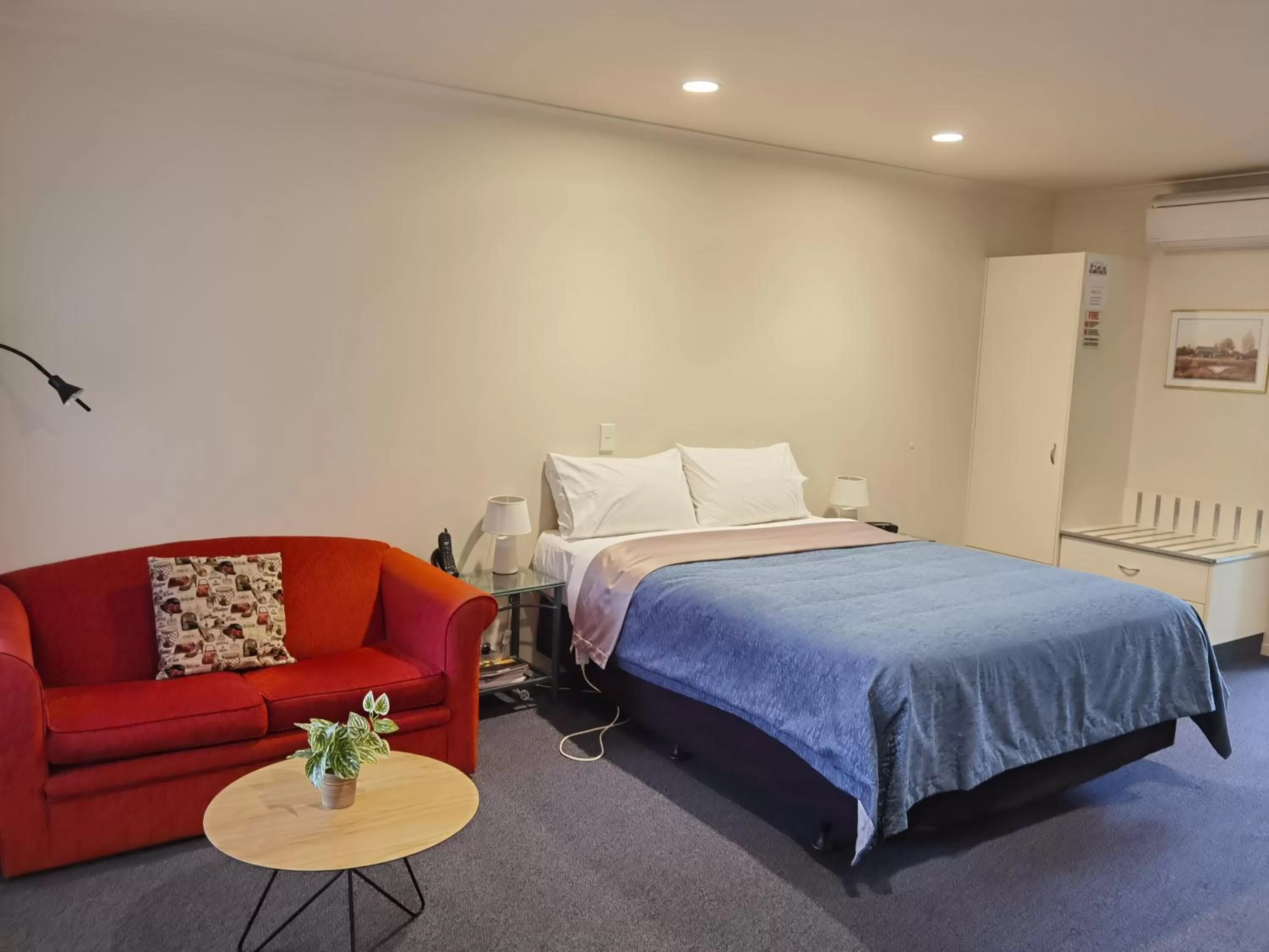 Bed in Harringtons Motor Lodge