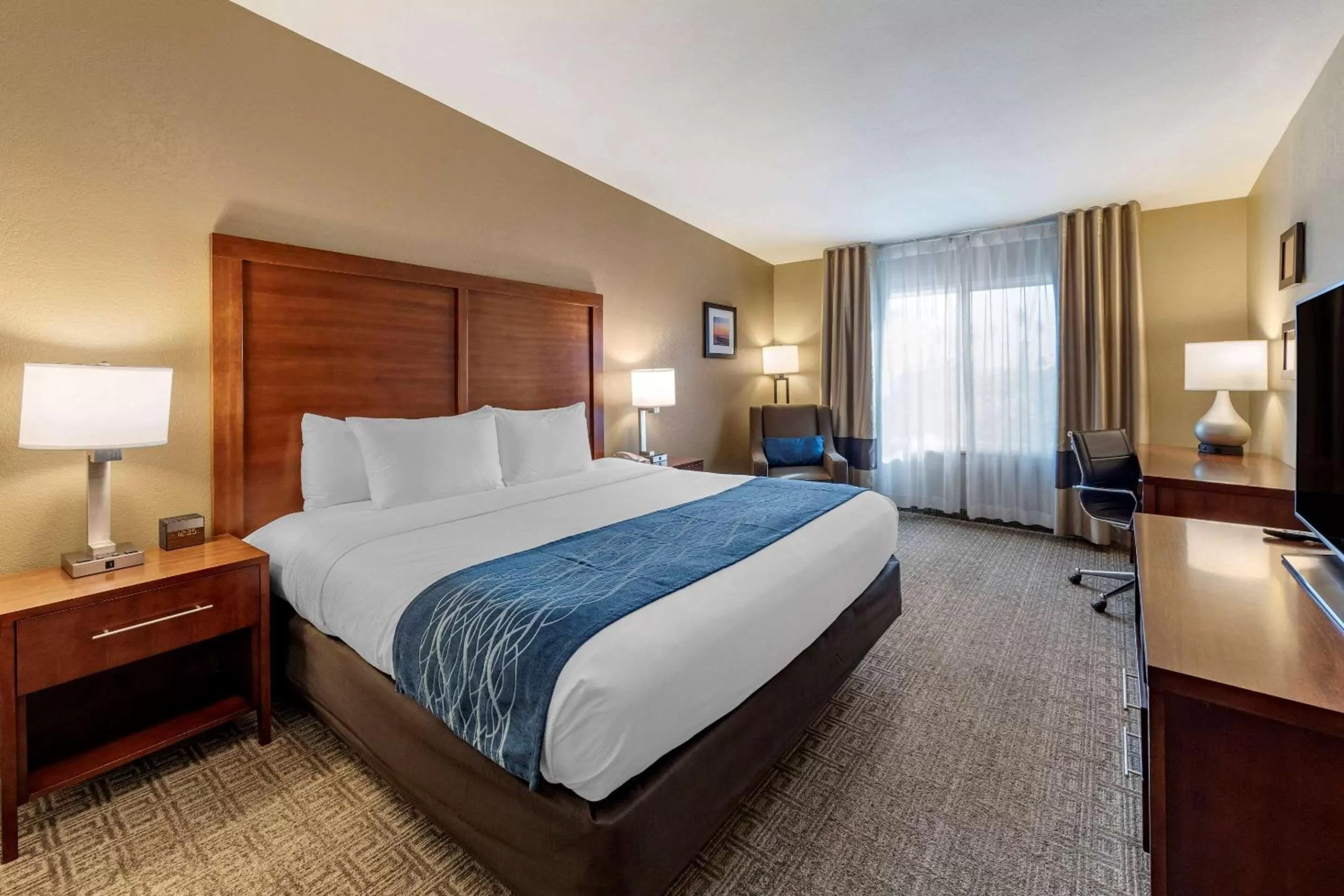 King Room with Hearing Accessible - Accessible/Non-Smoking in Comfort Inn & Suites Ventura Beach