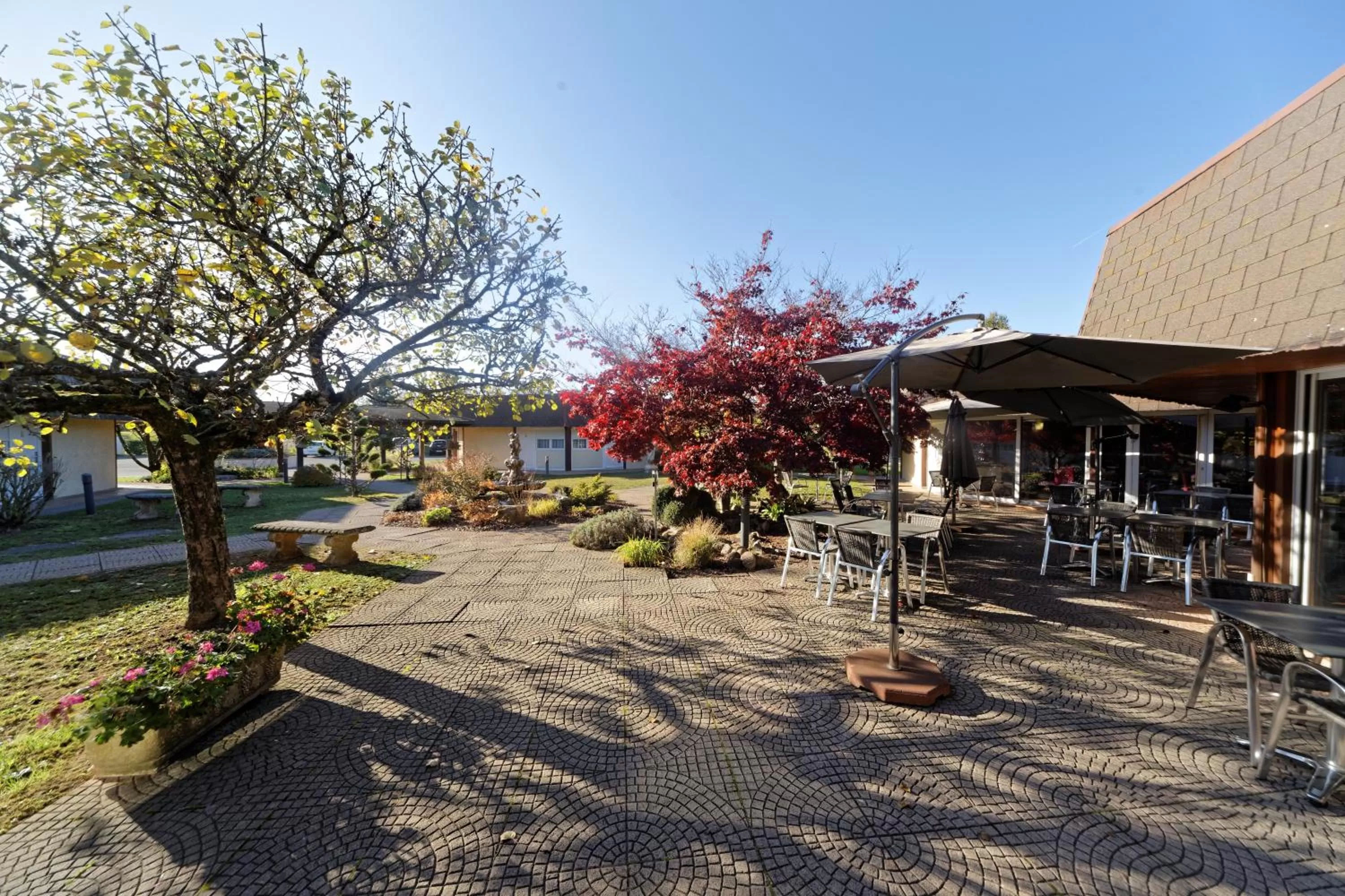 Patio in Charme Hôtel, Montbéliard Sud