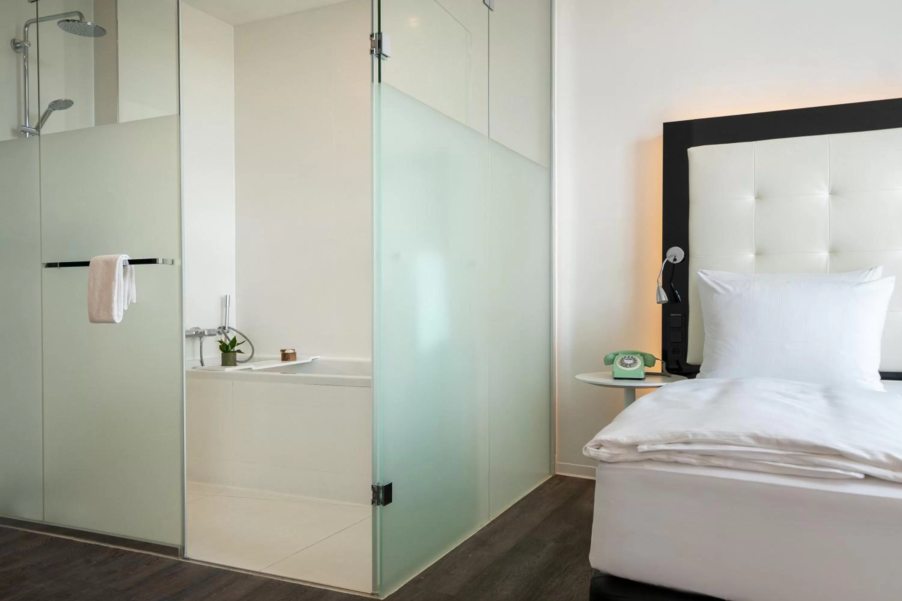 Shower, Bed in INNSiDE by Meliá Leipzig