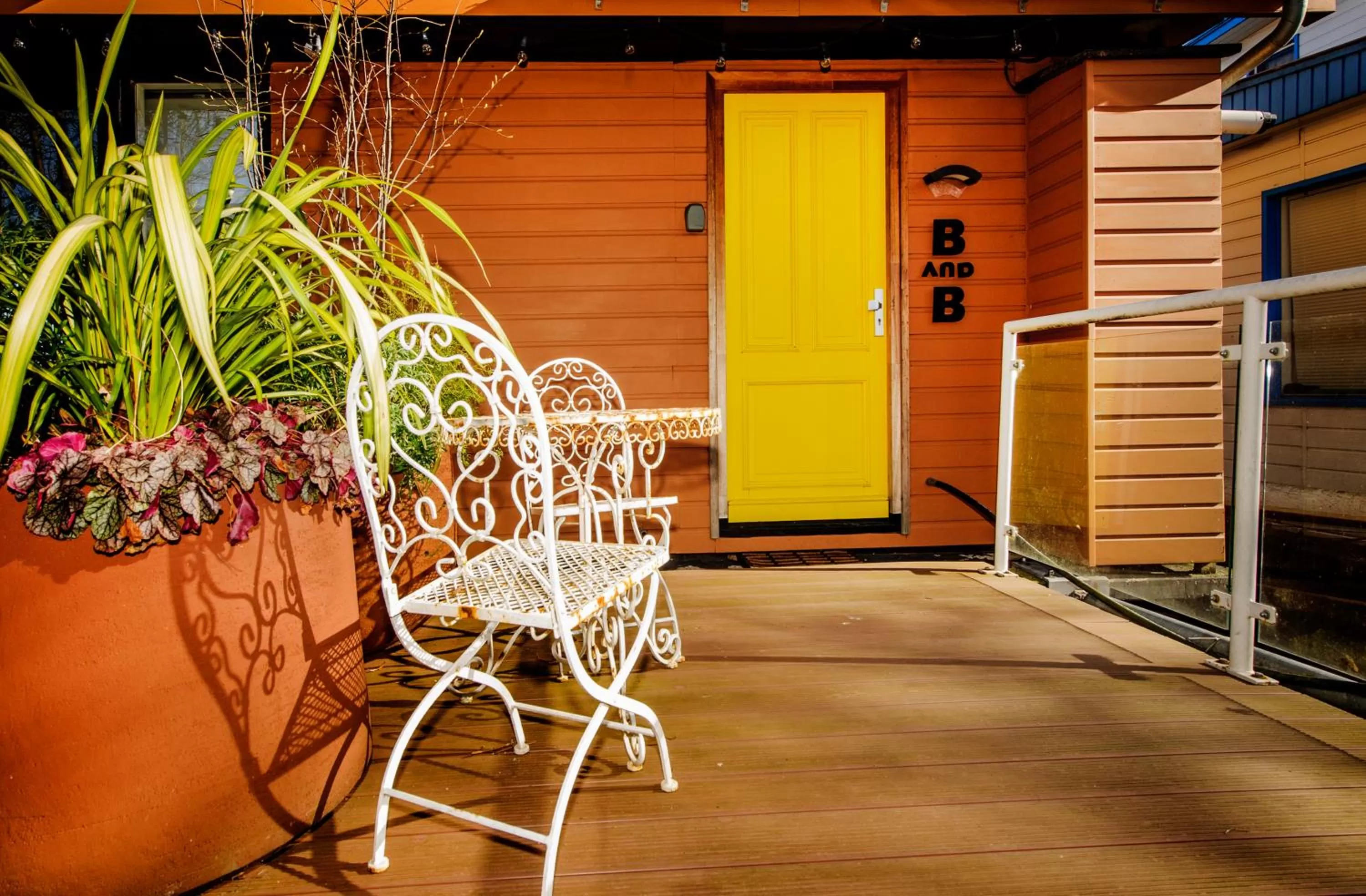 Facade/entrance in Houseboat studio with canalview and free bikes