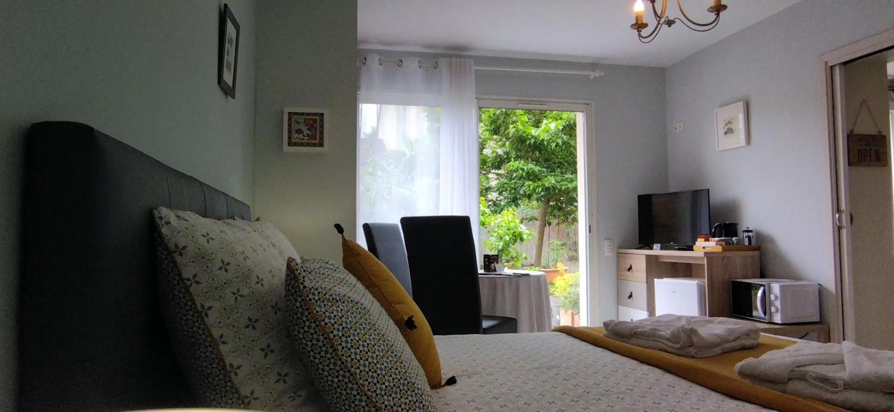 Photo of the whole room in Fleurs de Cosmos