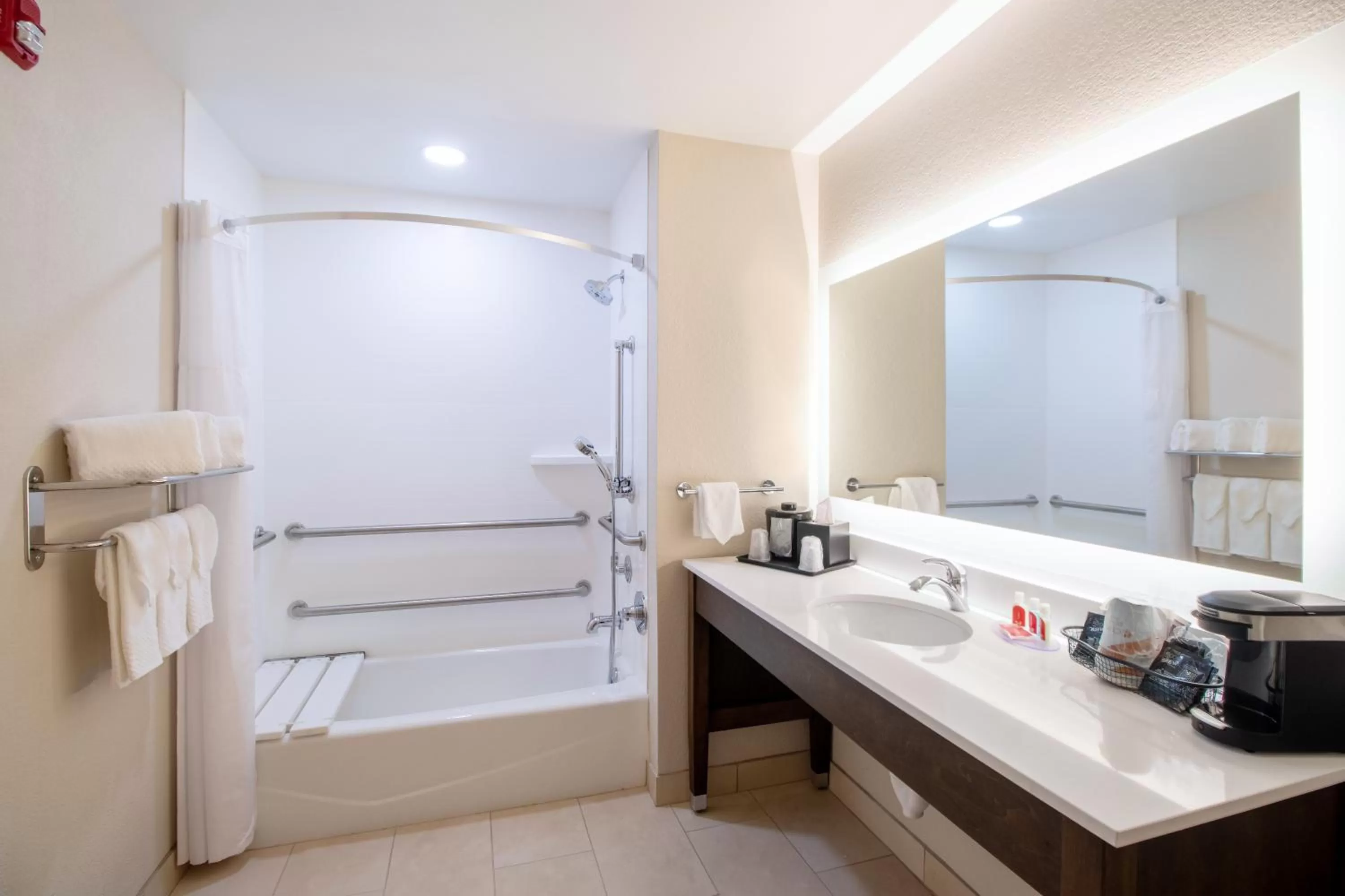 Shower in Econo Lodge Inn & Suites Foley-North Gulf Shores