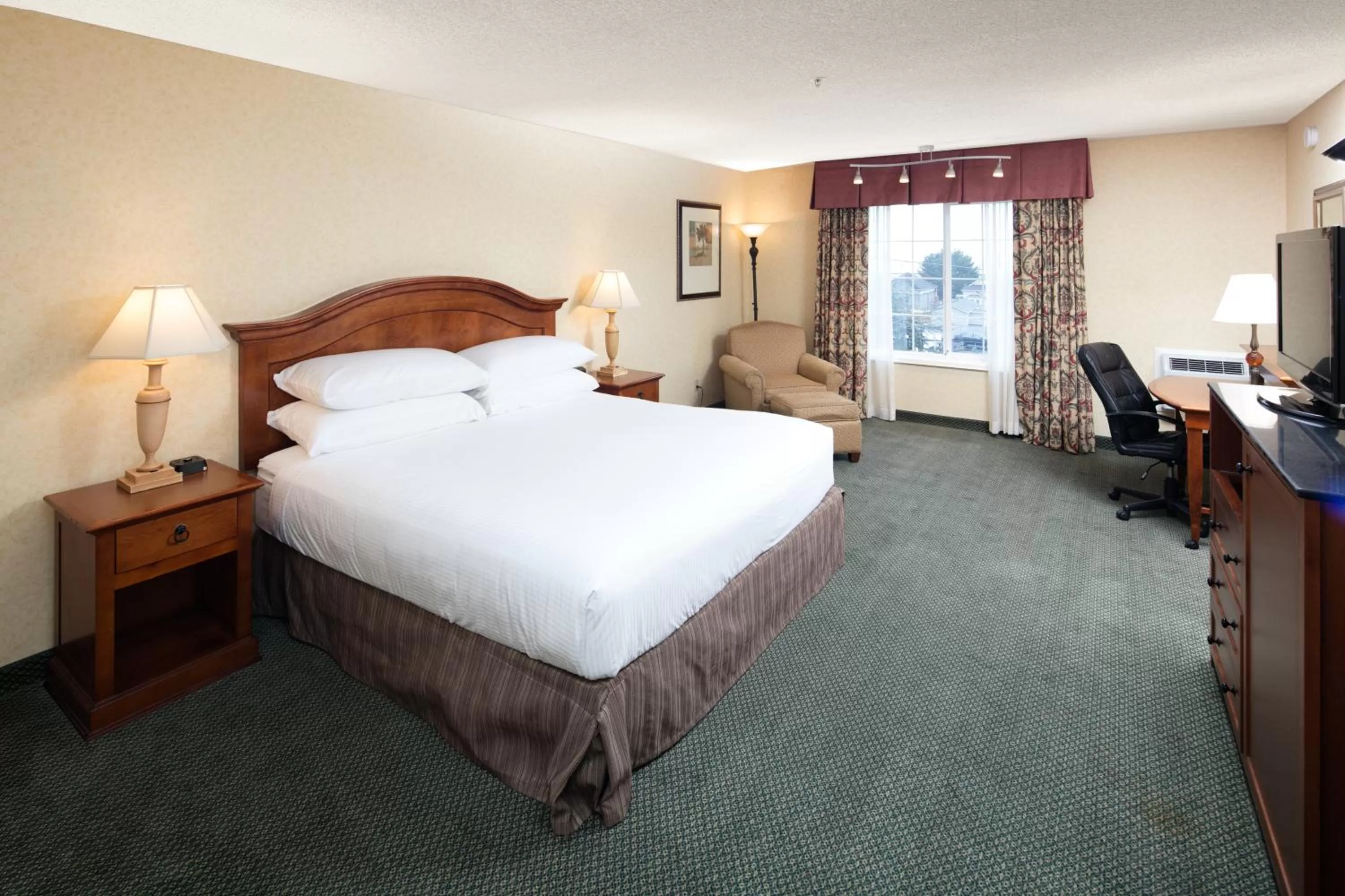 Photo of the whole room, Bed in Red Lion Hotel Eureka