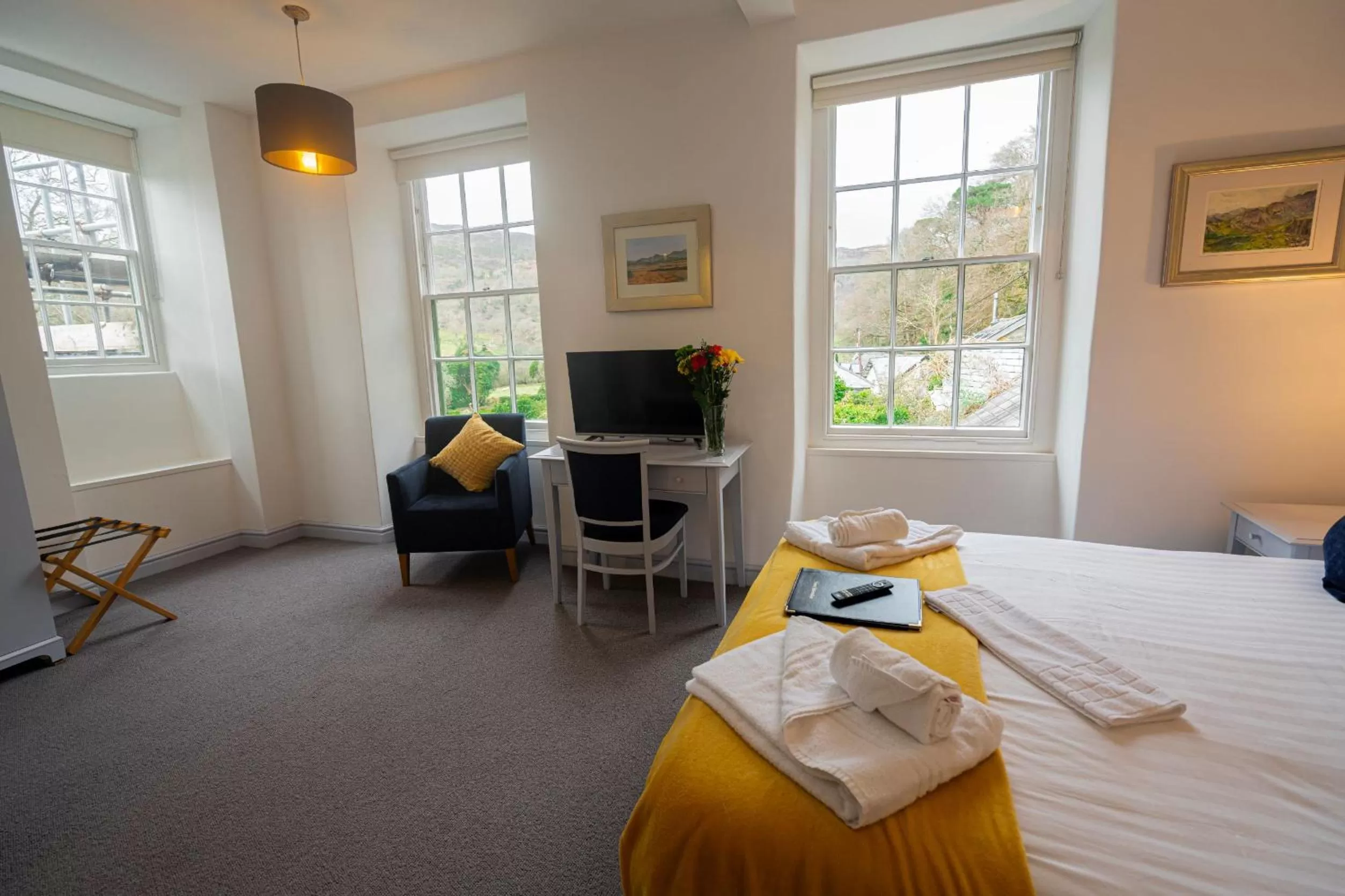 Bedroom, Bed in Grapes Hotel, Bar & Restaurant Snowdonia Nr Zip World