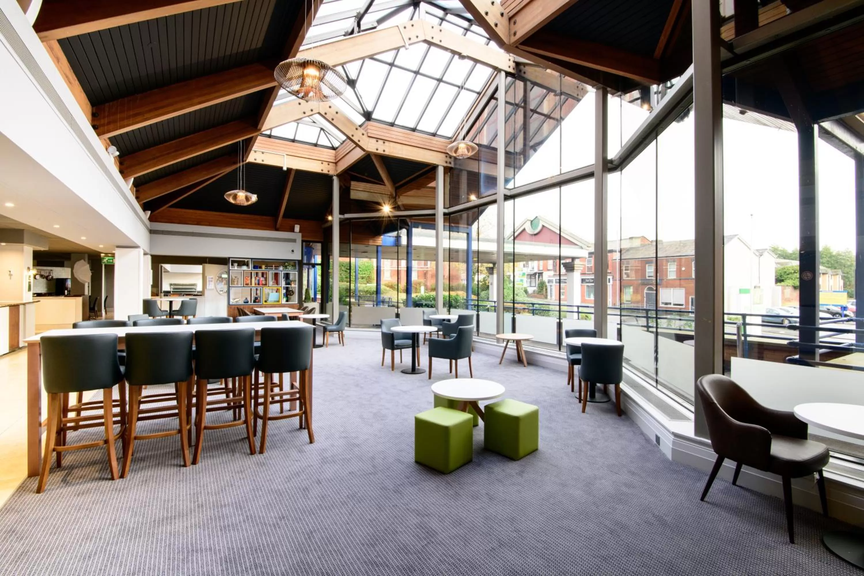 Lounge or bar in Holiday Inn Bolton Centre by IHG