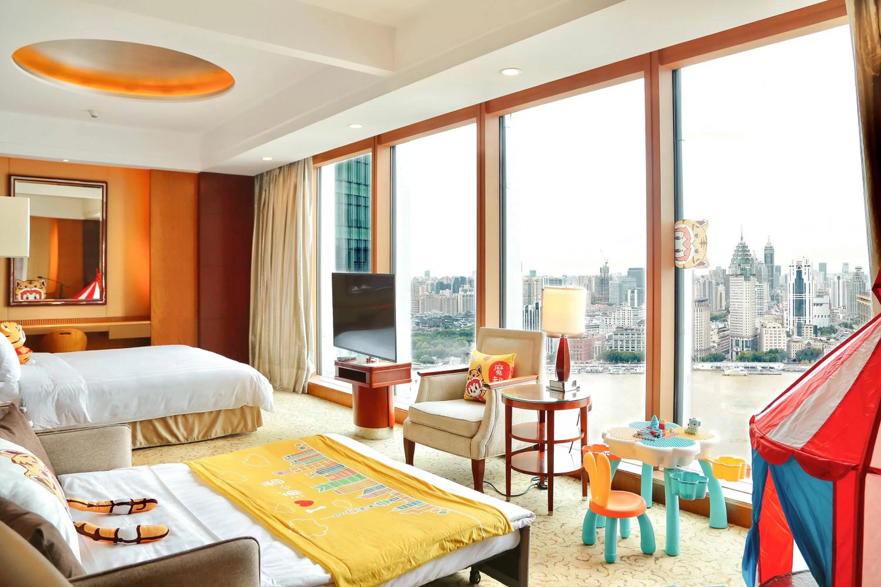 children, Bed in Pudong Shangri-La, Shanghai