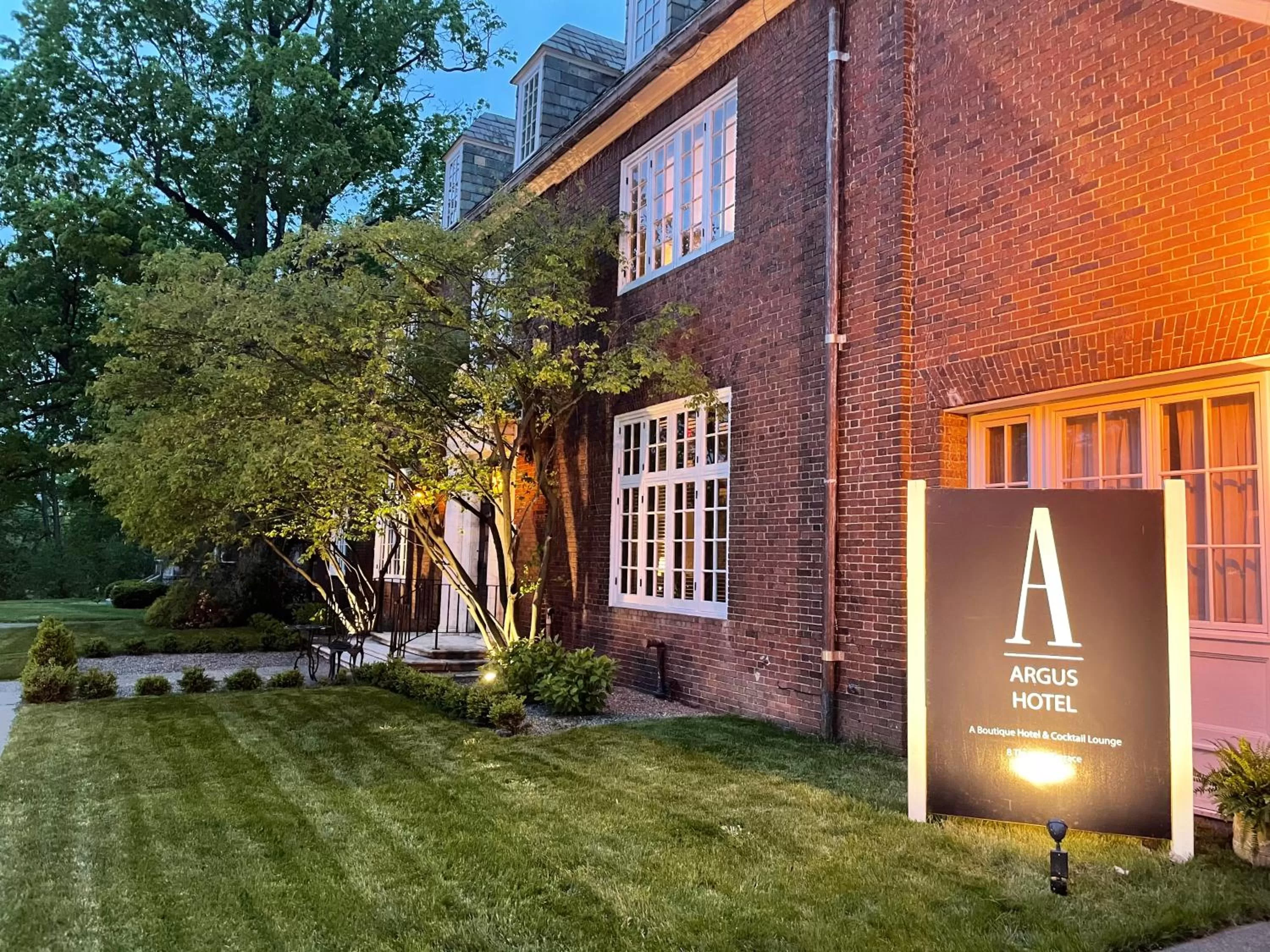 The Argus Hotel & Cocktail Lounge