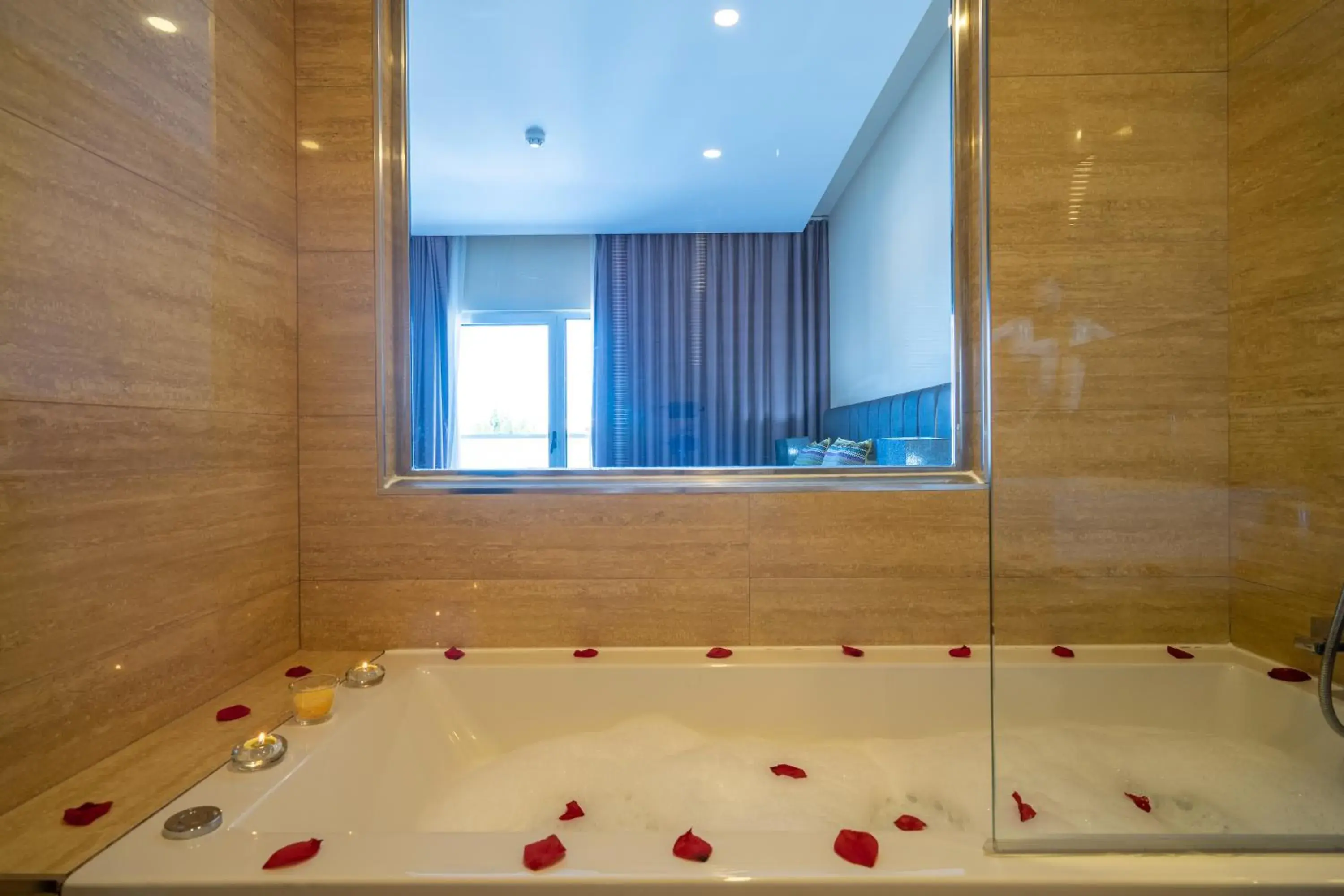 Romantic Package - Superior Double Room with Spa Bath in Hotel de Ilhavo Plaza & Spa Romantic Package - Superior Double Room with Spa Bath in Hotel de Ilhavo Plaza & Spa
