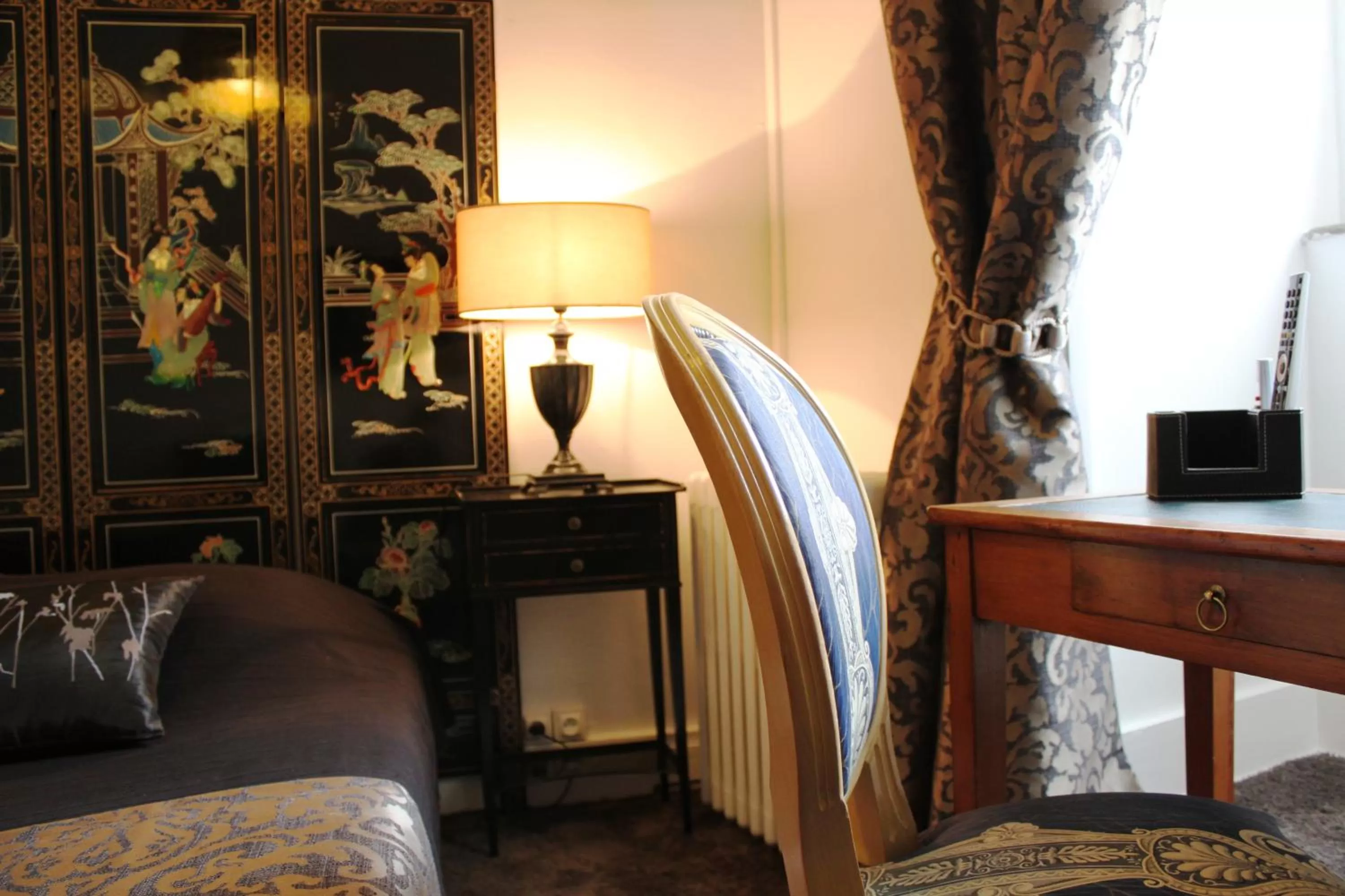 Bed, Seating Area in Résidence et Chambres d'Hôtes de La Porte d'Arras