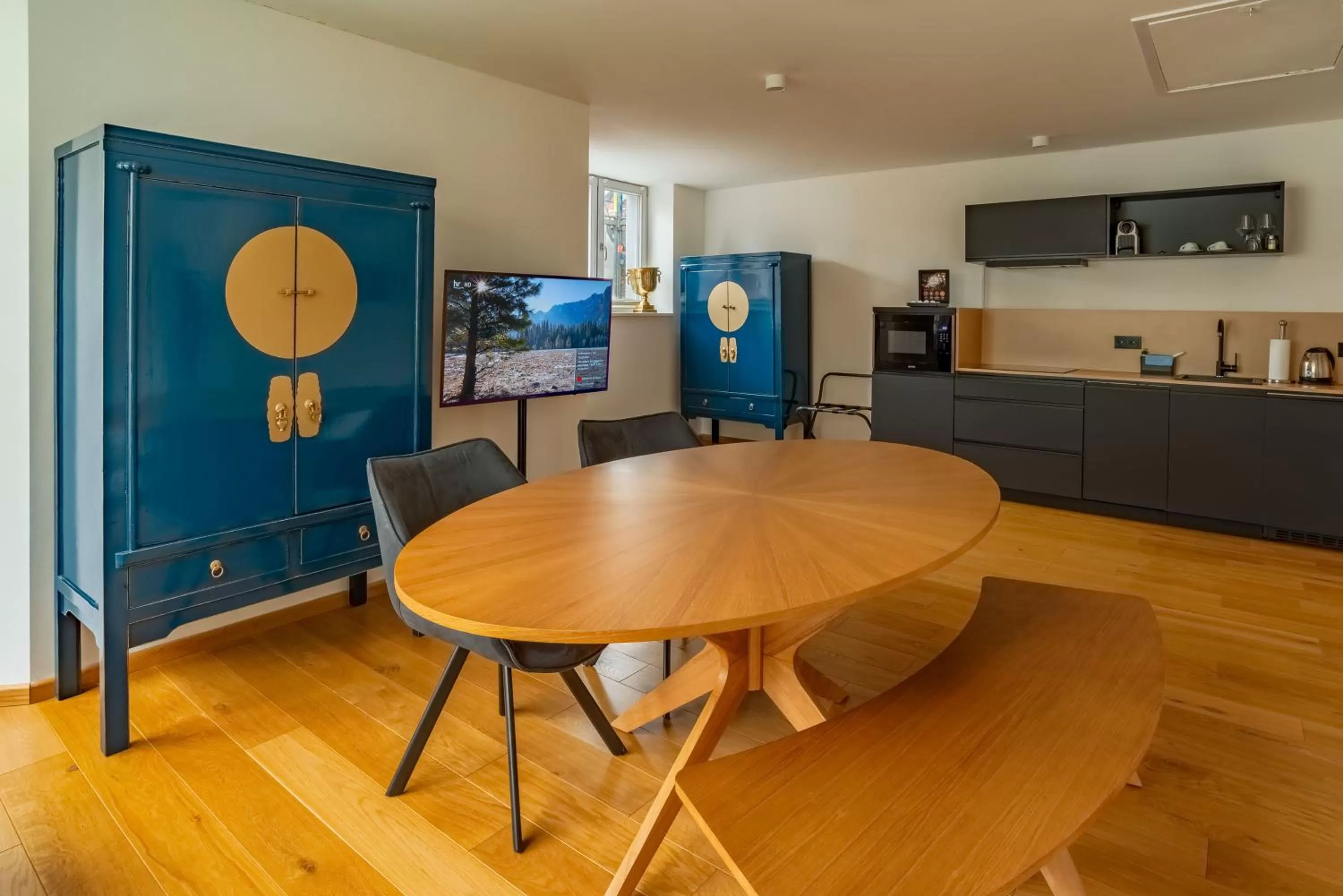 Dining area in ANA Living Augsburg City Center by Arthotel ANA - Self-Service-Hotel