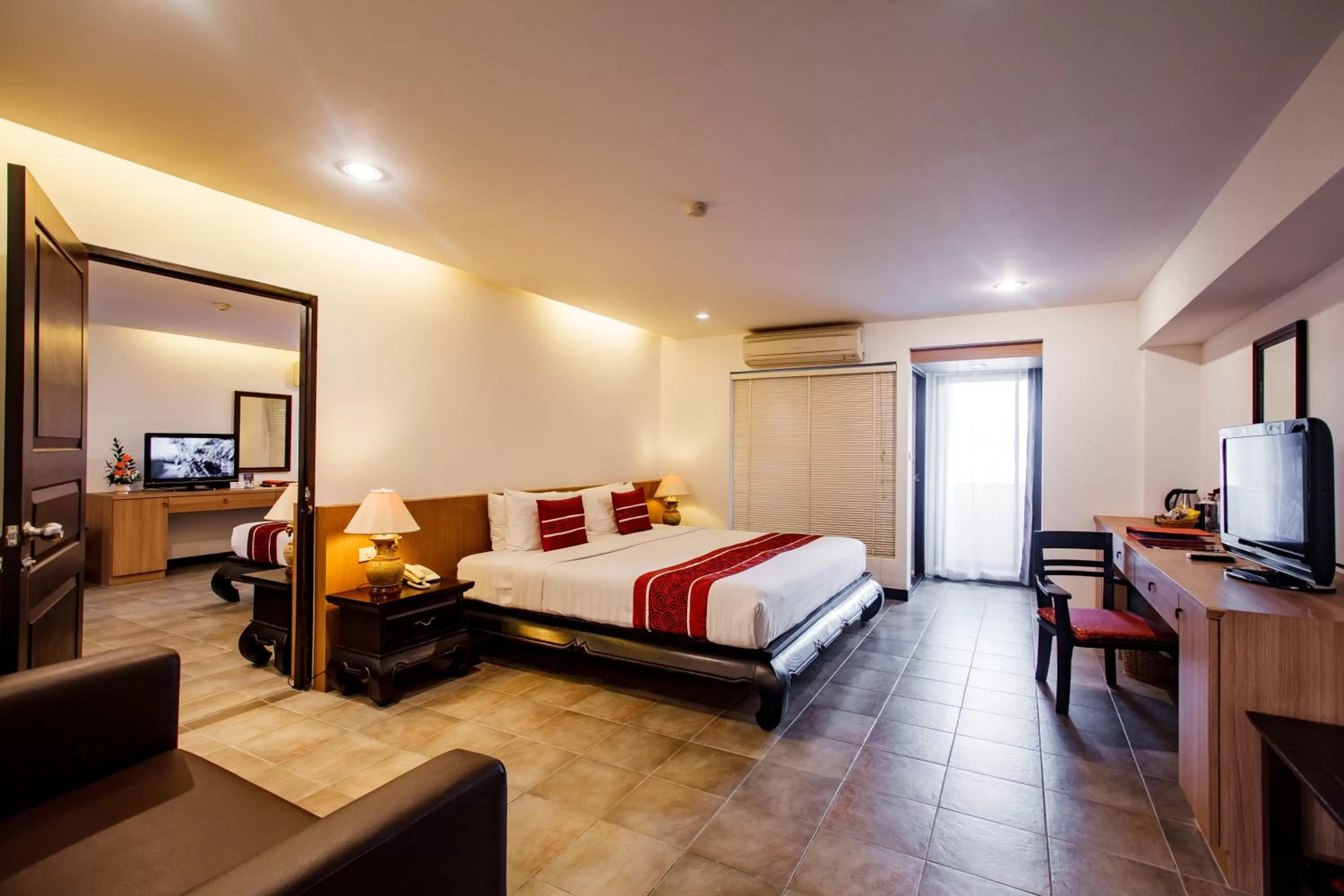 Photo of the whole room, Bed in Raming Lodge Hotel