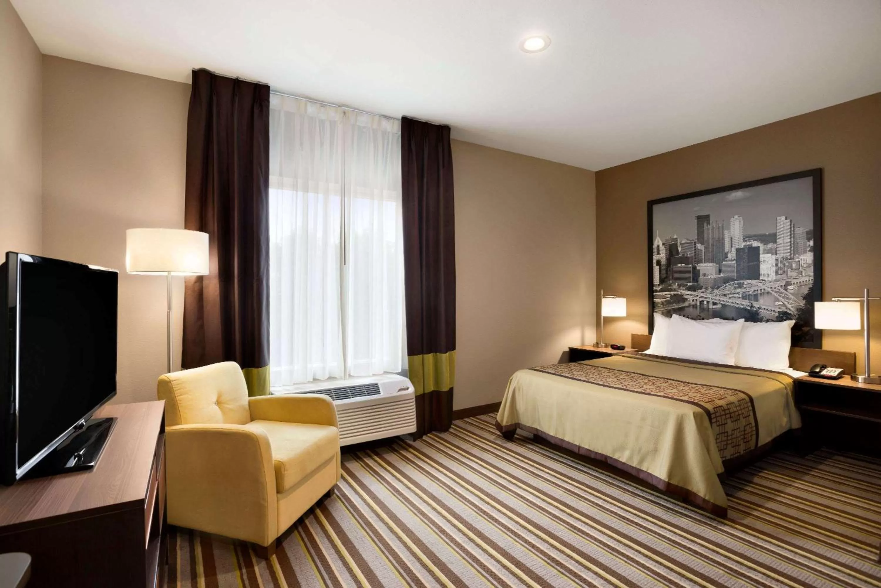 Photo of the whole room, Bed in Super 8 by Wyndham Hershey Chocolate Avenue