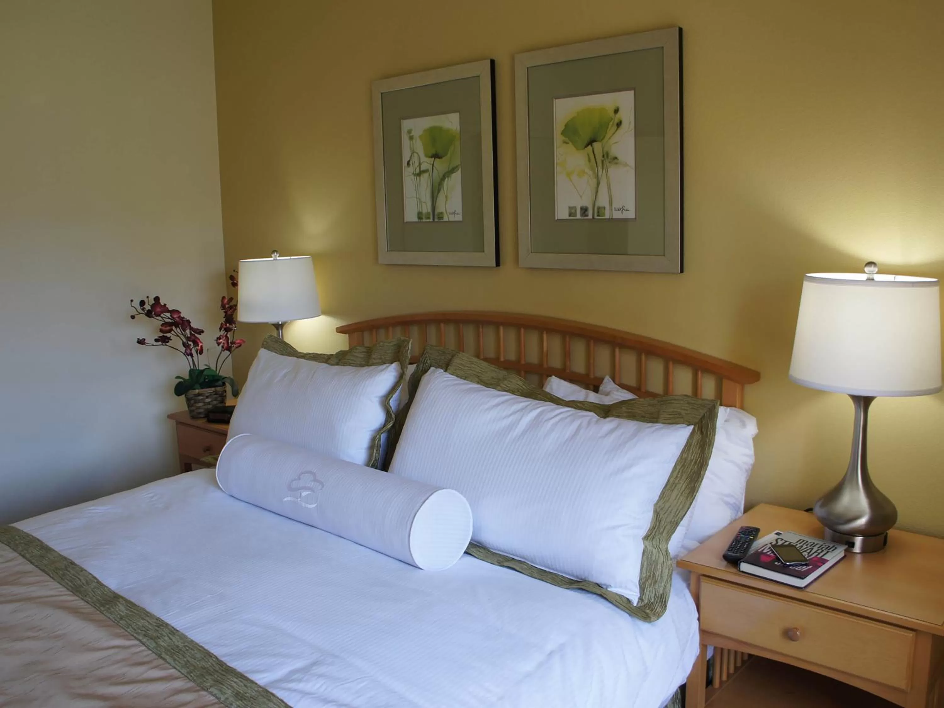 Bed in Raintree's Cimarron Golf Resort Palm Springs