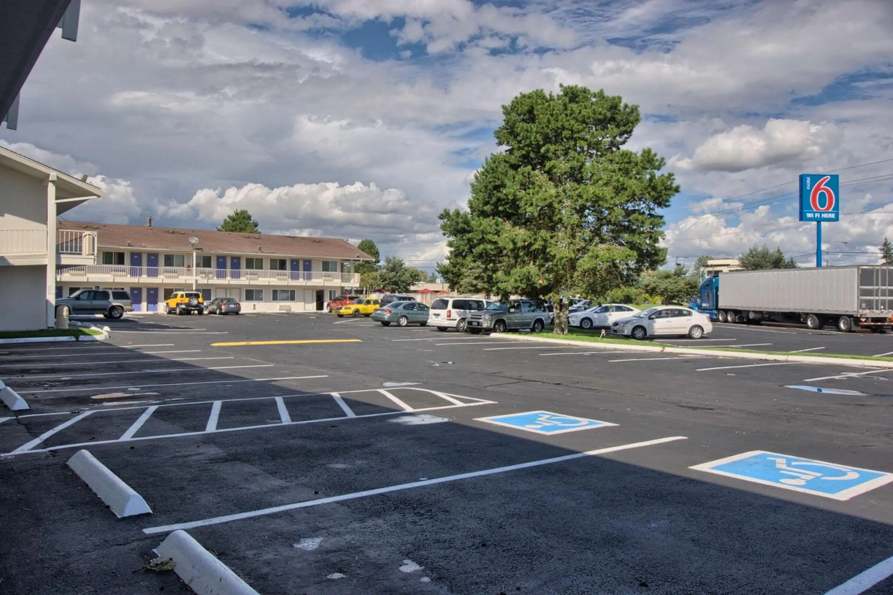 Property building in Motel 6-Everett, WA - North