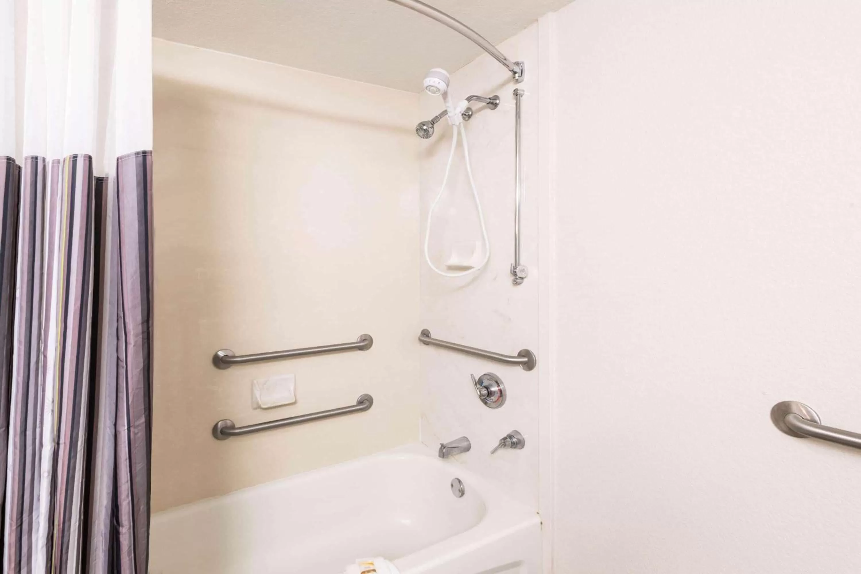 Bathroom in La Quinta Inn & Suites by Wyndham San Antonio Riverwalk