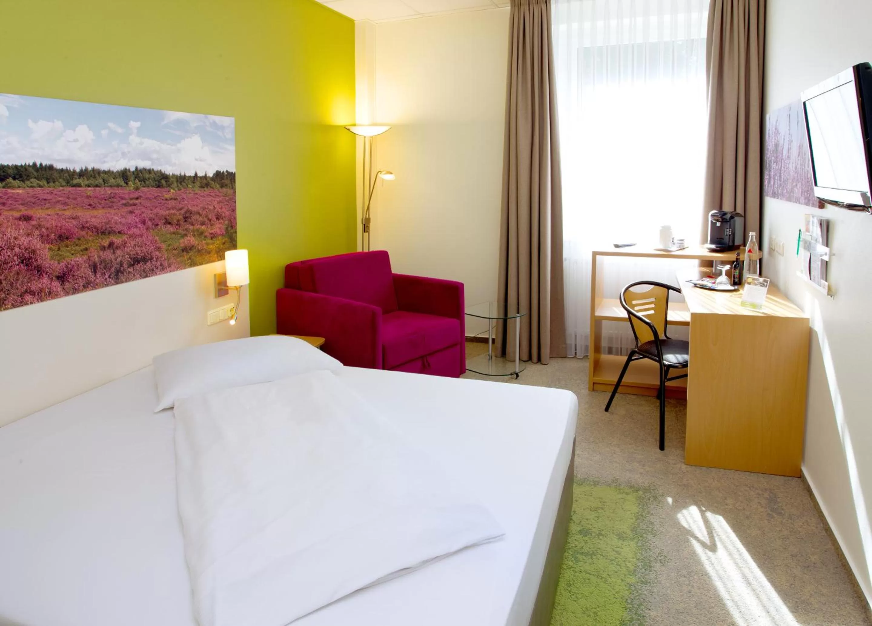 Coffee/tea facilities, Bed in Anders Hotel Walsrode