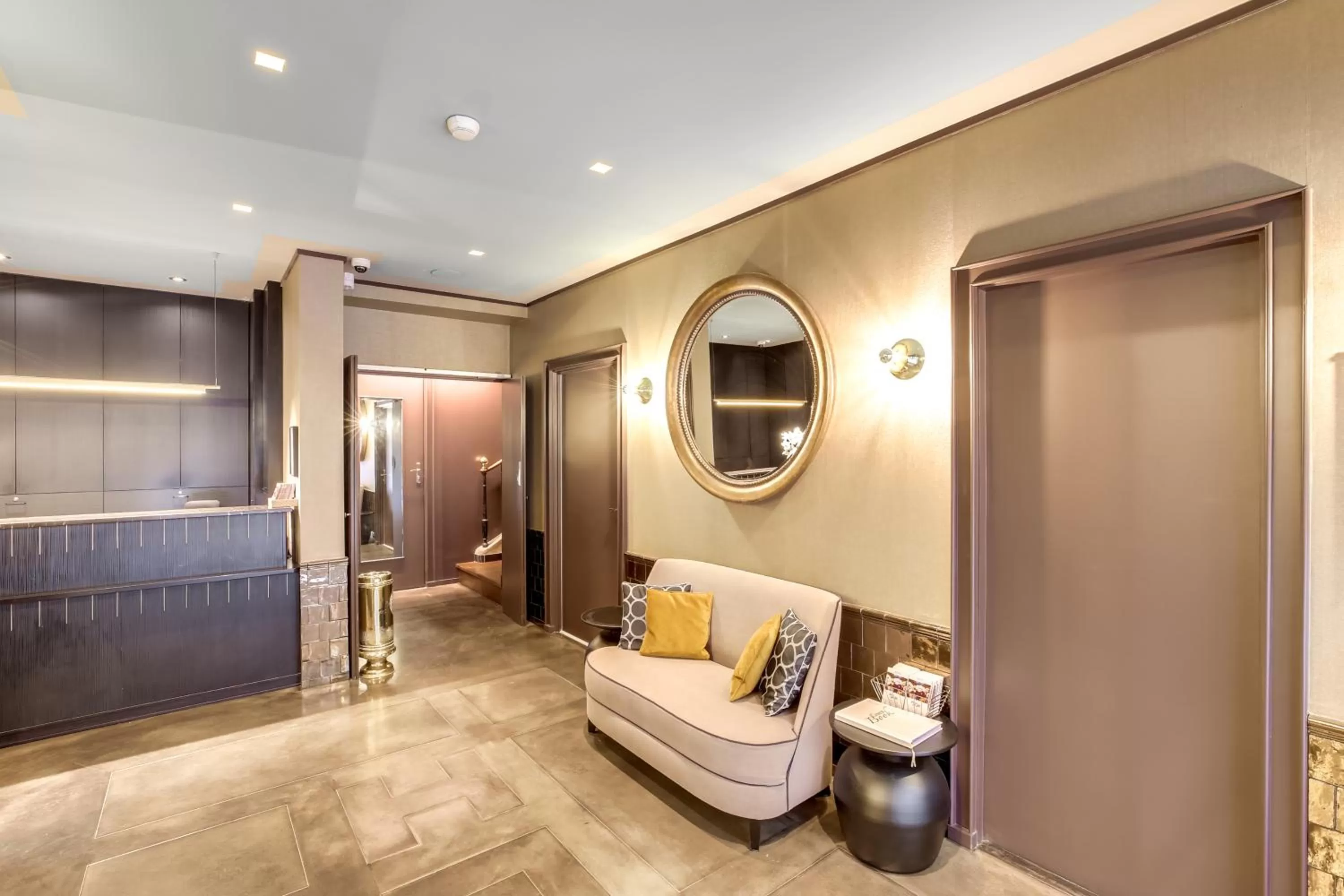 Bed in Hotel Opera Maintenon