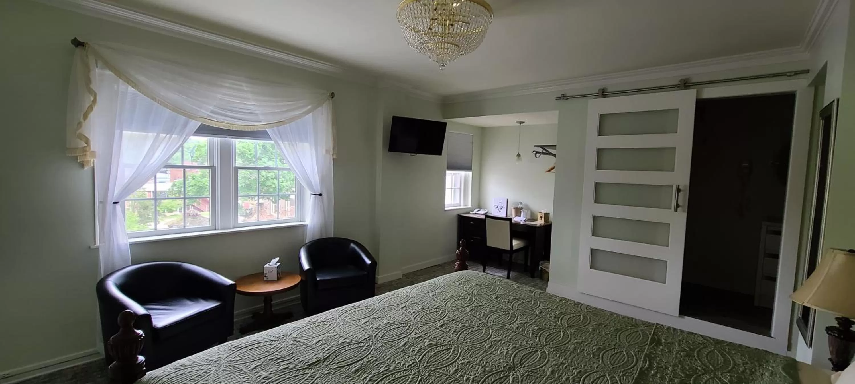 Seating area, Bed in Lowell Inn