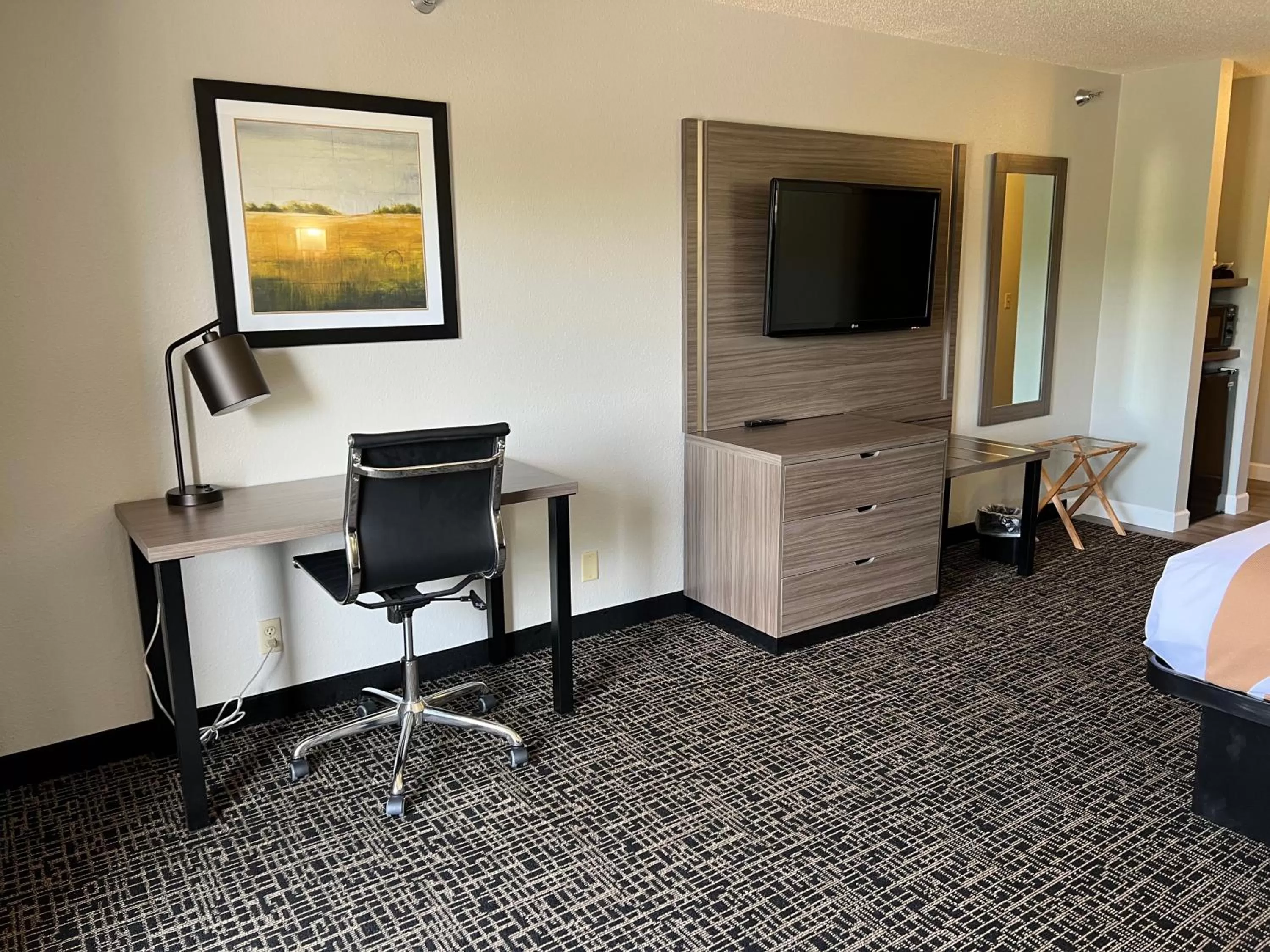 TV and multimedia, Bed in Quality Inn & Suites Red Wing