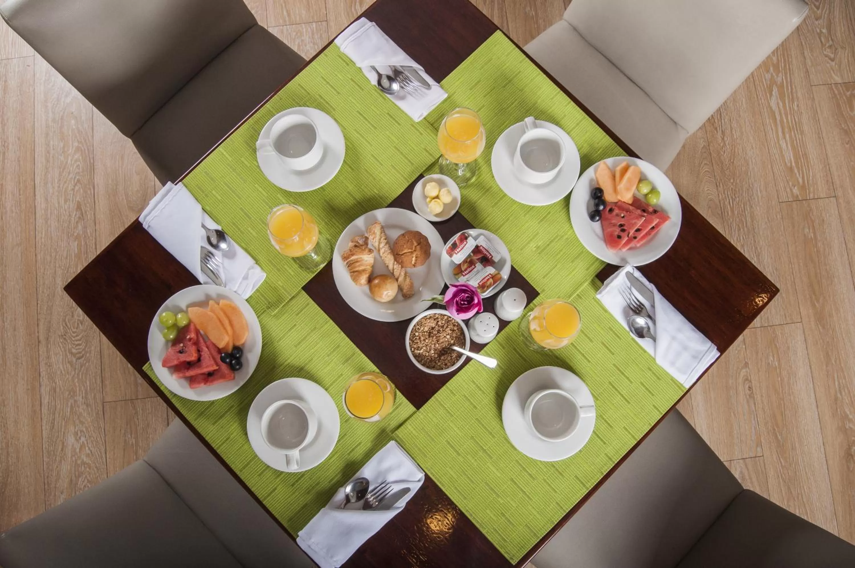 Restaurant/places to eat in Hotel Reina Isabel