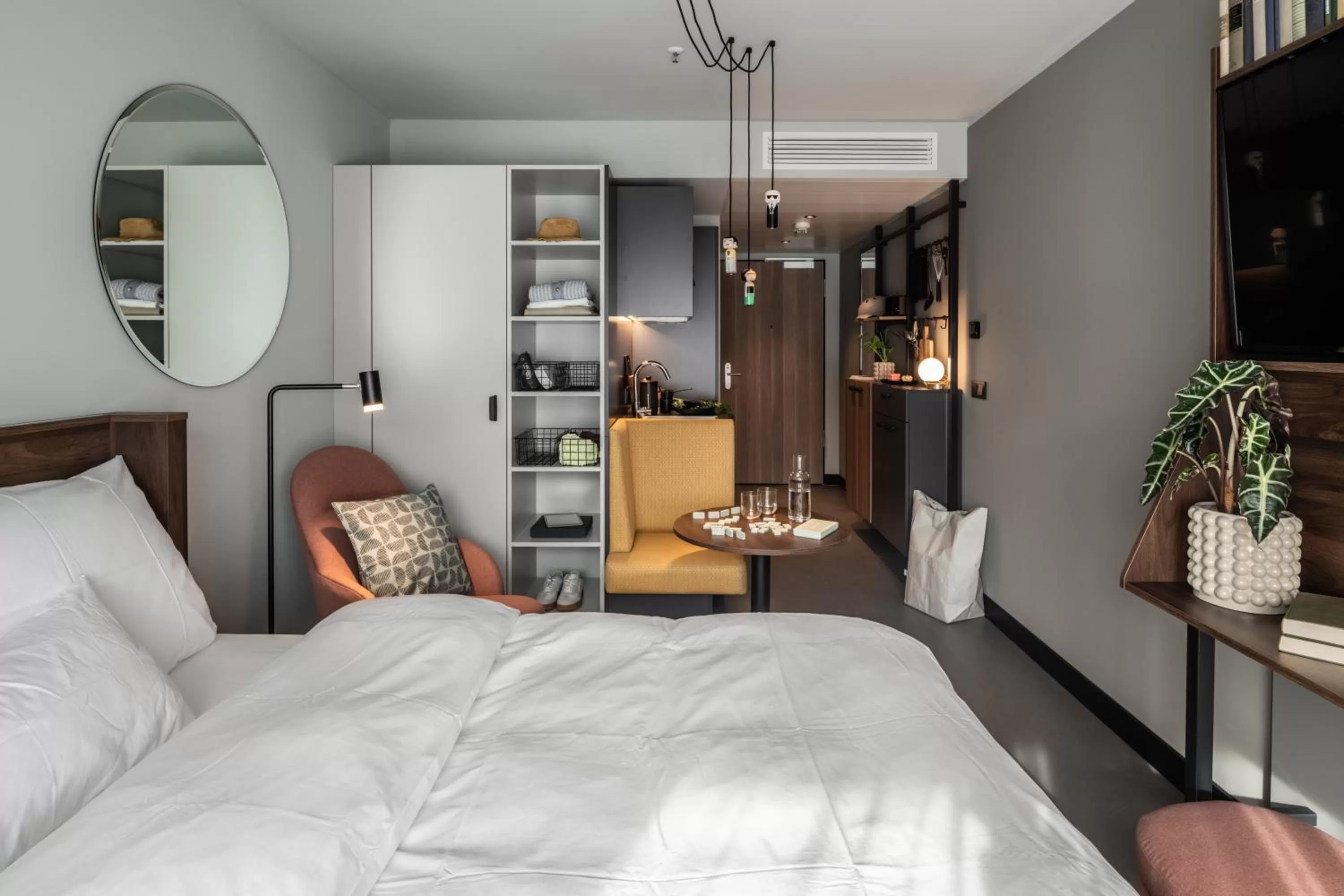 Kitchen or kitchenette, Bed in Revo Munich