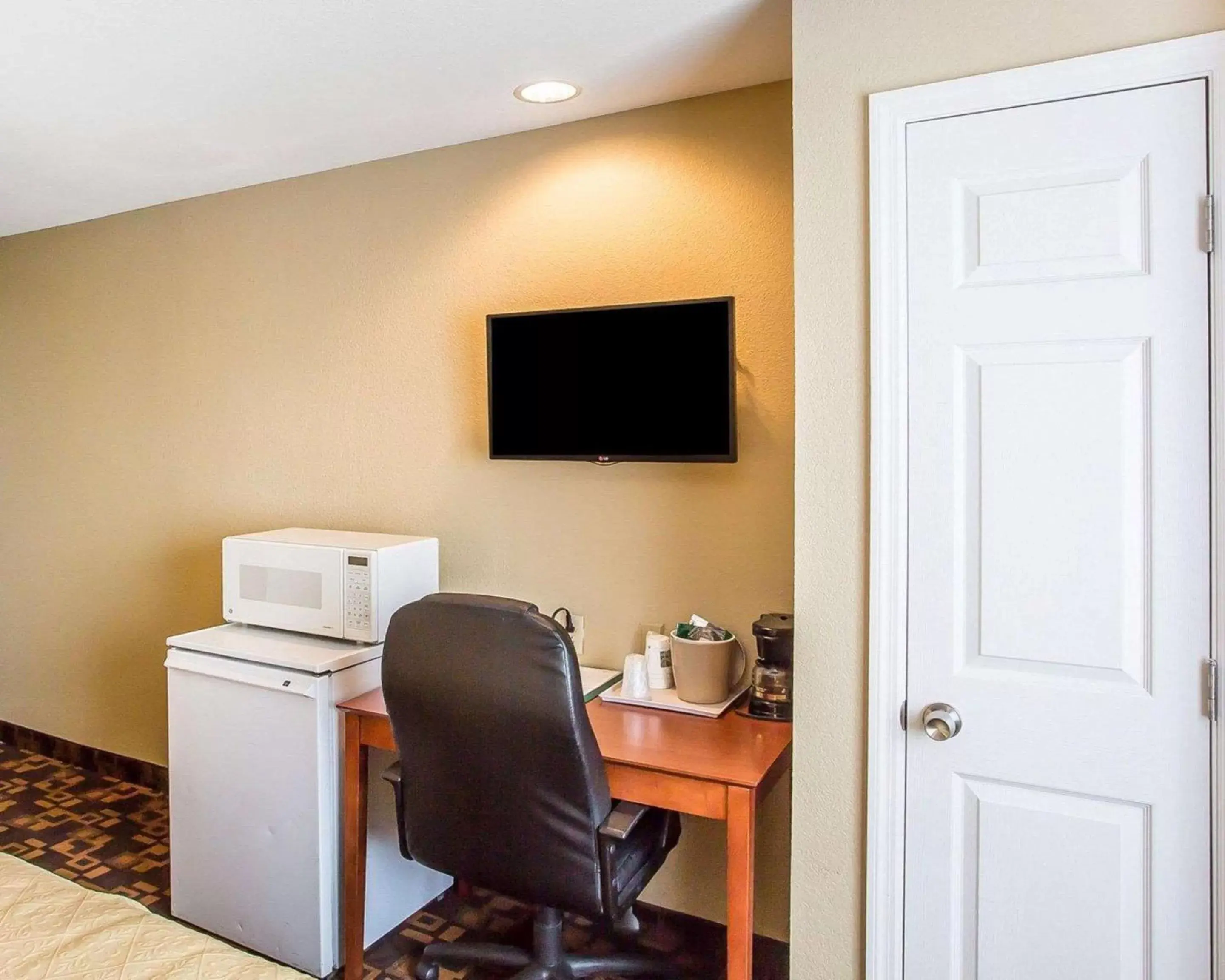 Queen Room - Disability Access/Non-Smoking in Quality Inn & Suites Mt. Juliet Queen Room - Disability Access/Non-Smoking in Quality Inn & Suites Mt. Juliet