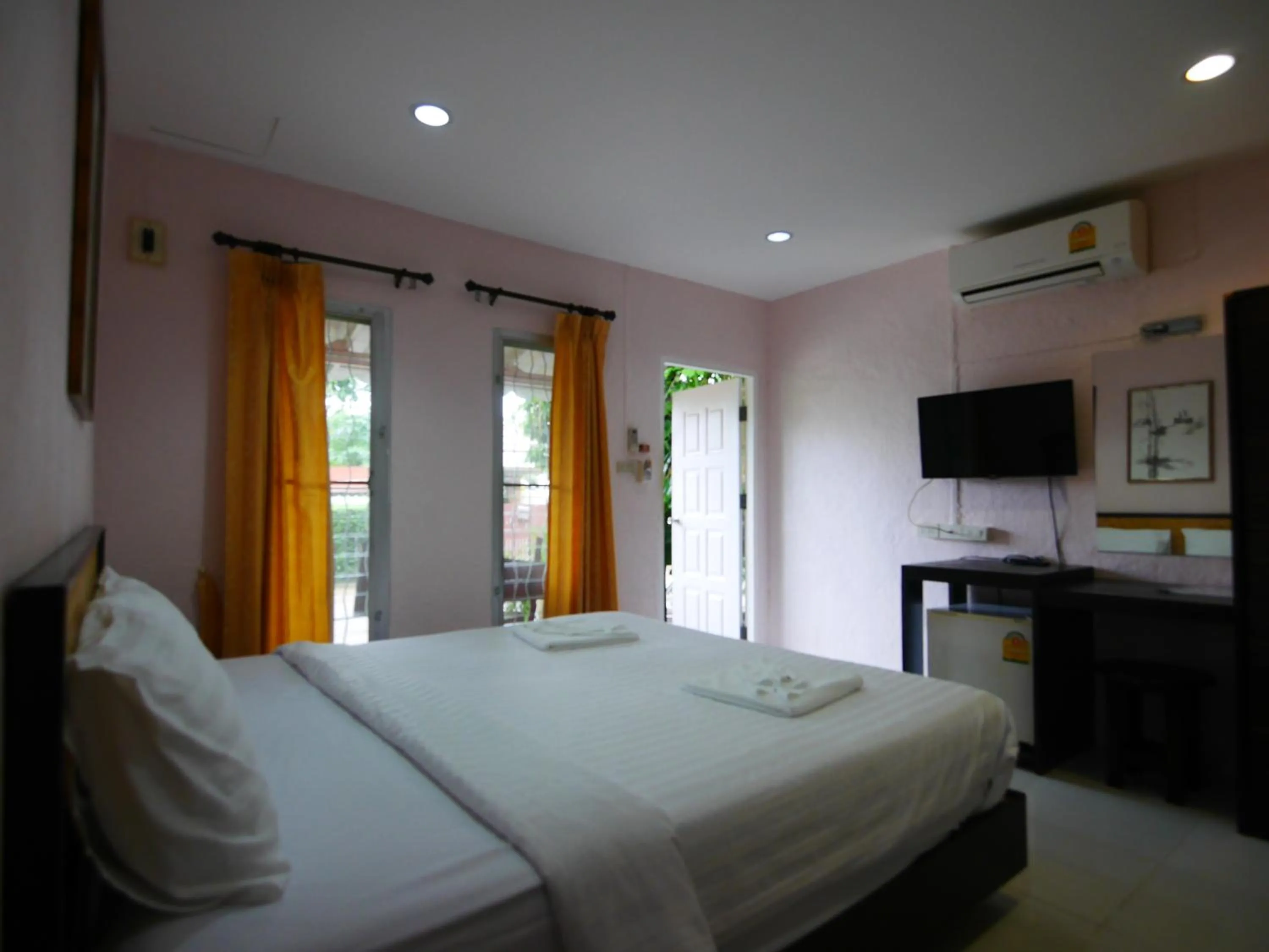 Photo of the whole room, Bed in Forest Bungalows & Mama's Restaurant