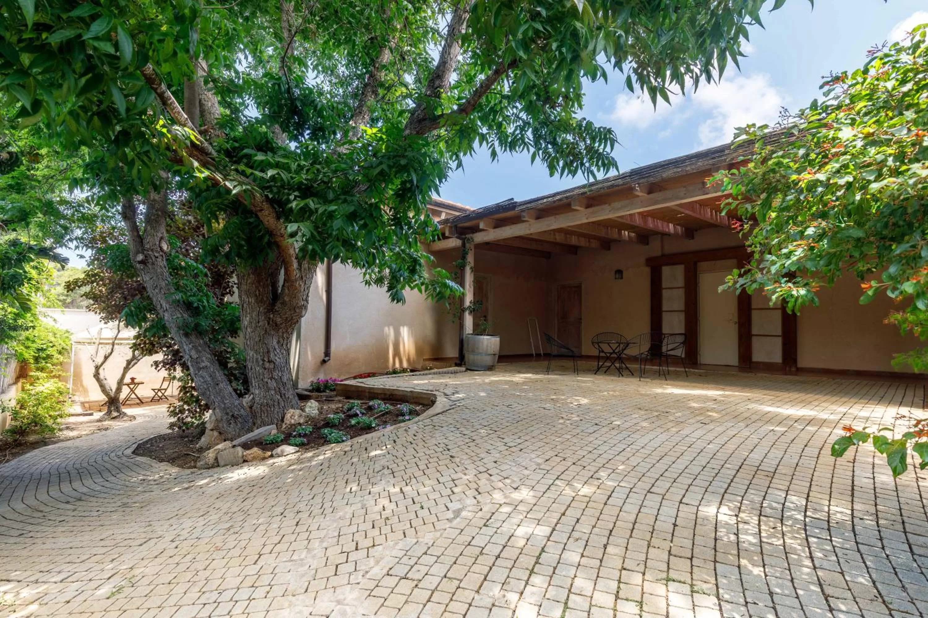 Property Building in Smadar-Inn