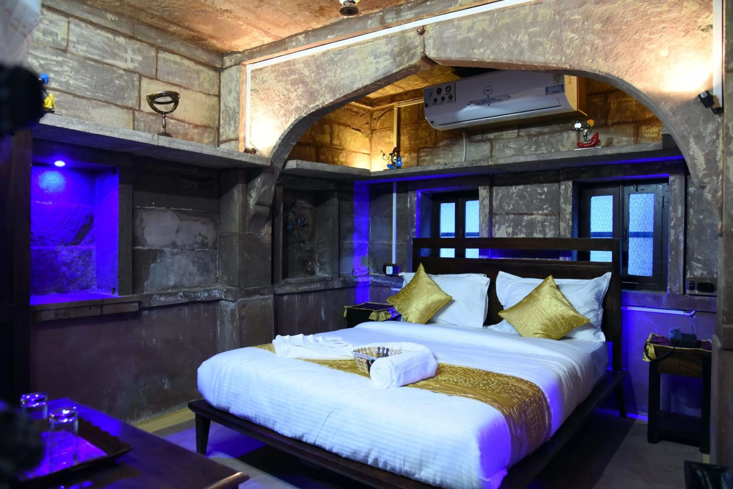 Photo of the whole room, Bed in The Thikana Heritage