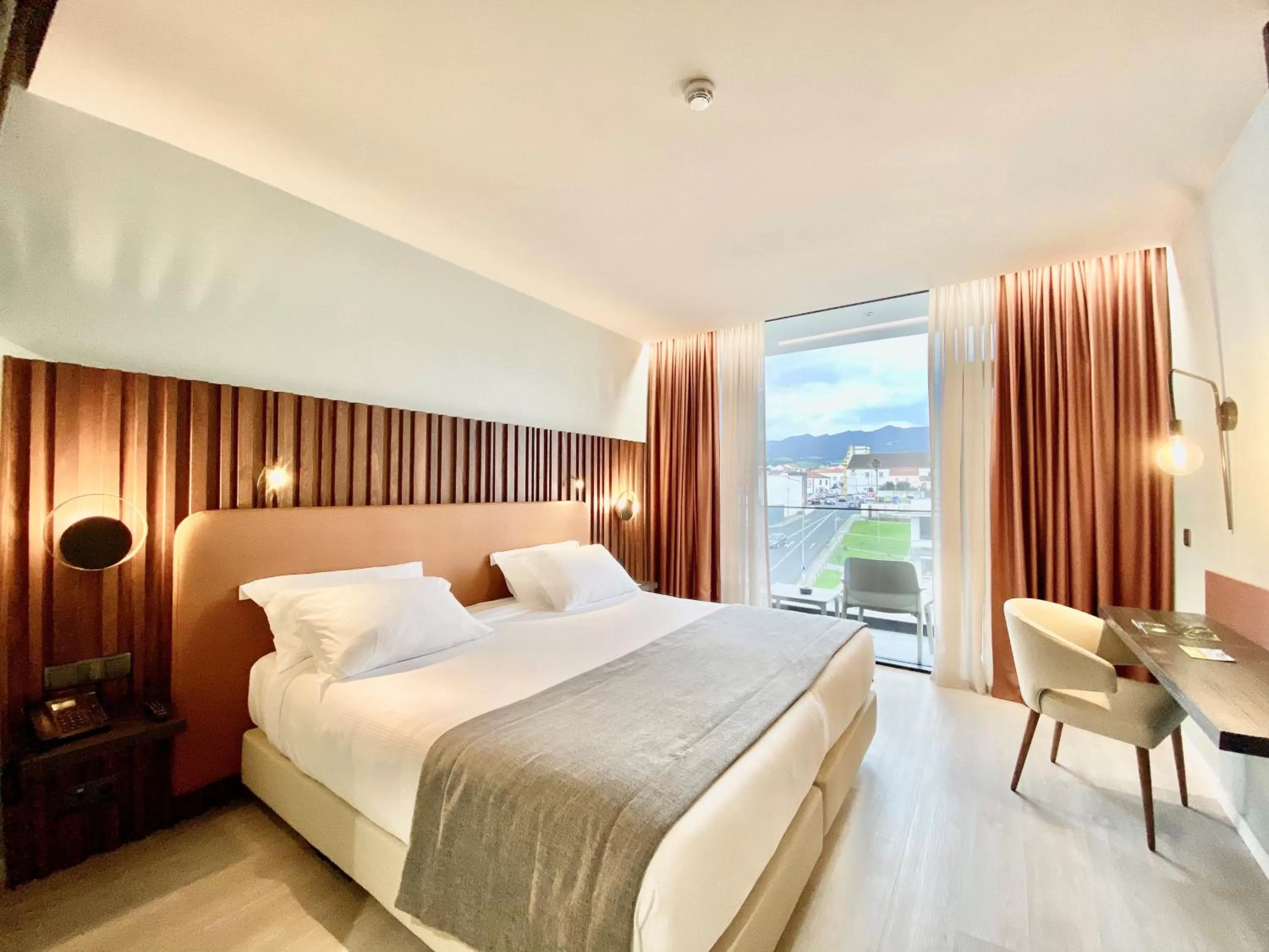 Seating area, Bed in Hotel Verde Mar & SPA