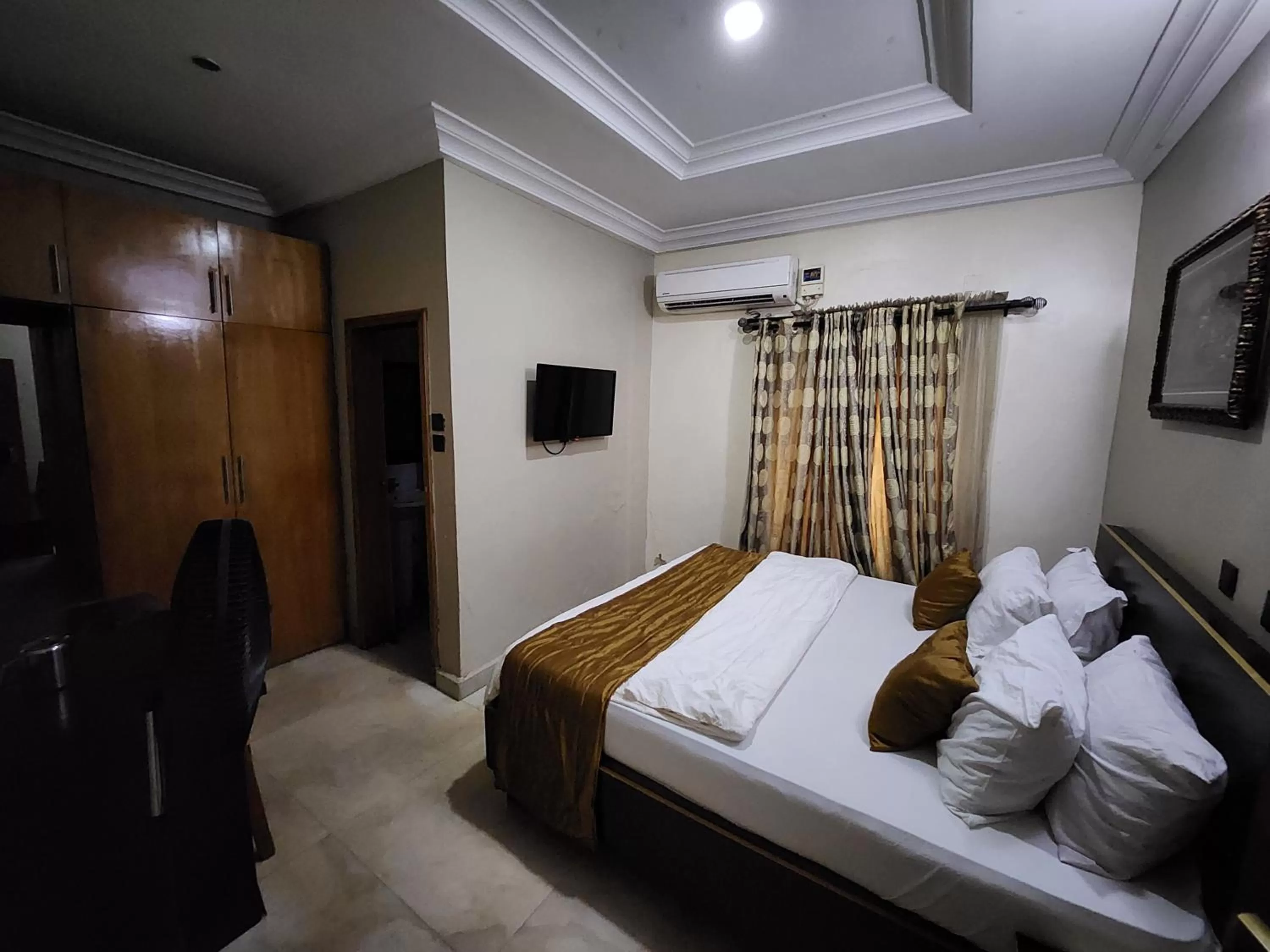 Bed in Nue-Crest Hotels & Suites
