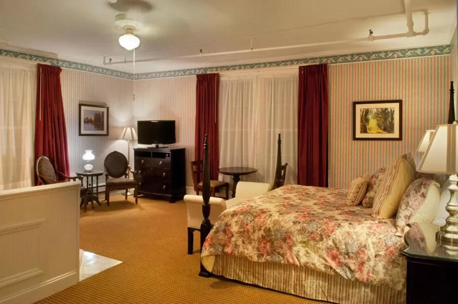 King Suite in Green Park Inn