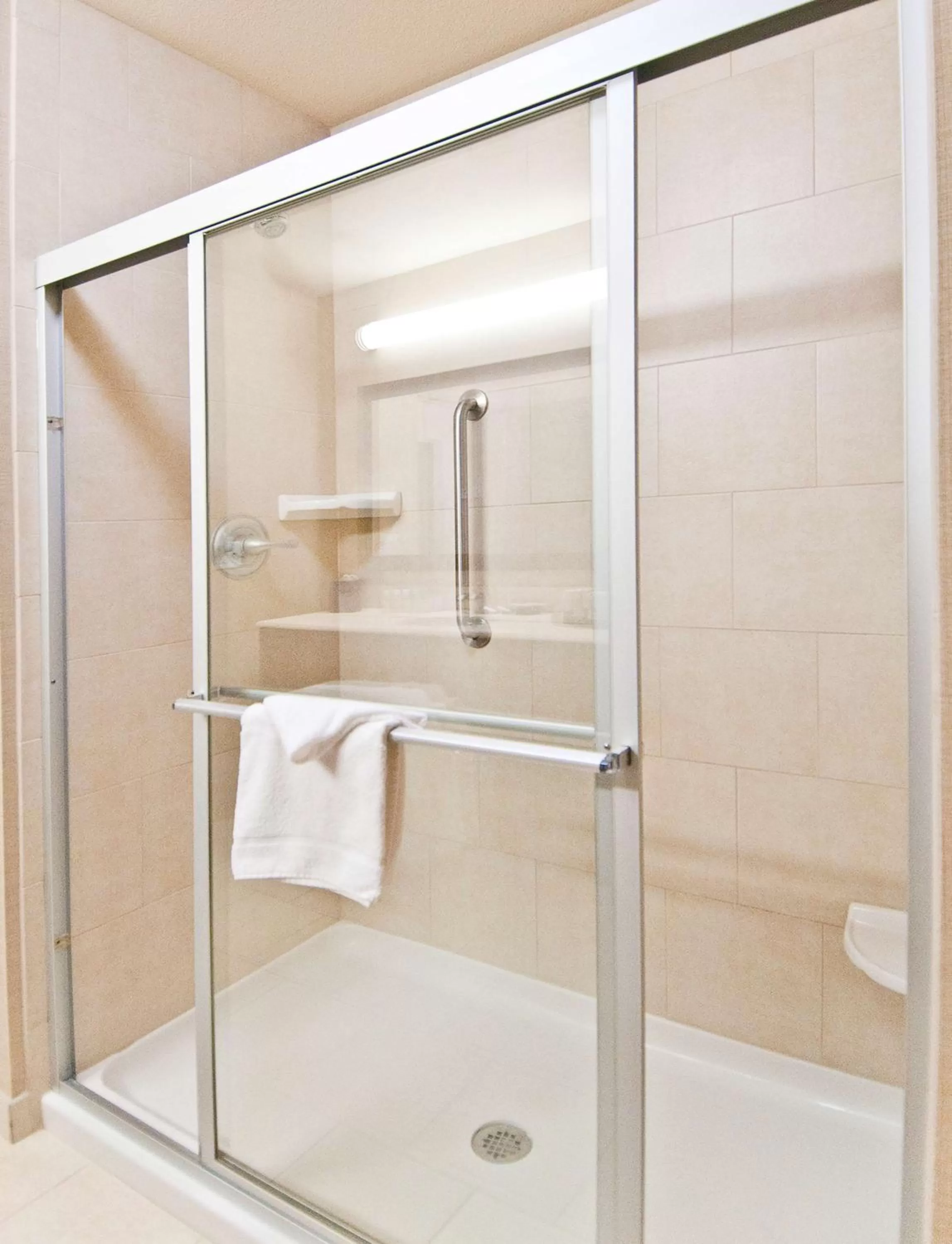 Bathroom in Hampton Inn Maumelle