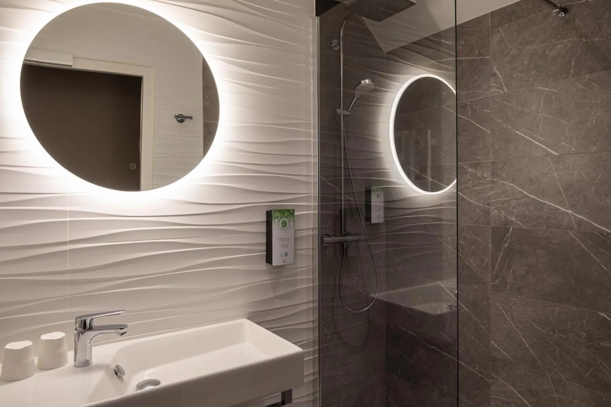 Bathroom in Campanile Caen Centre Gare