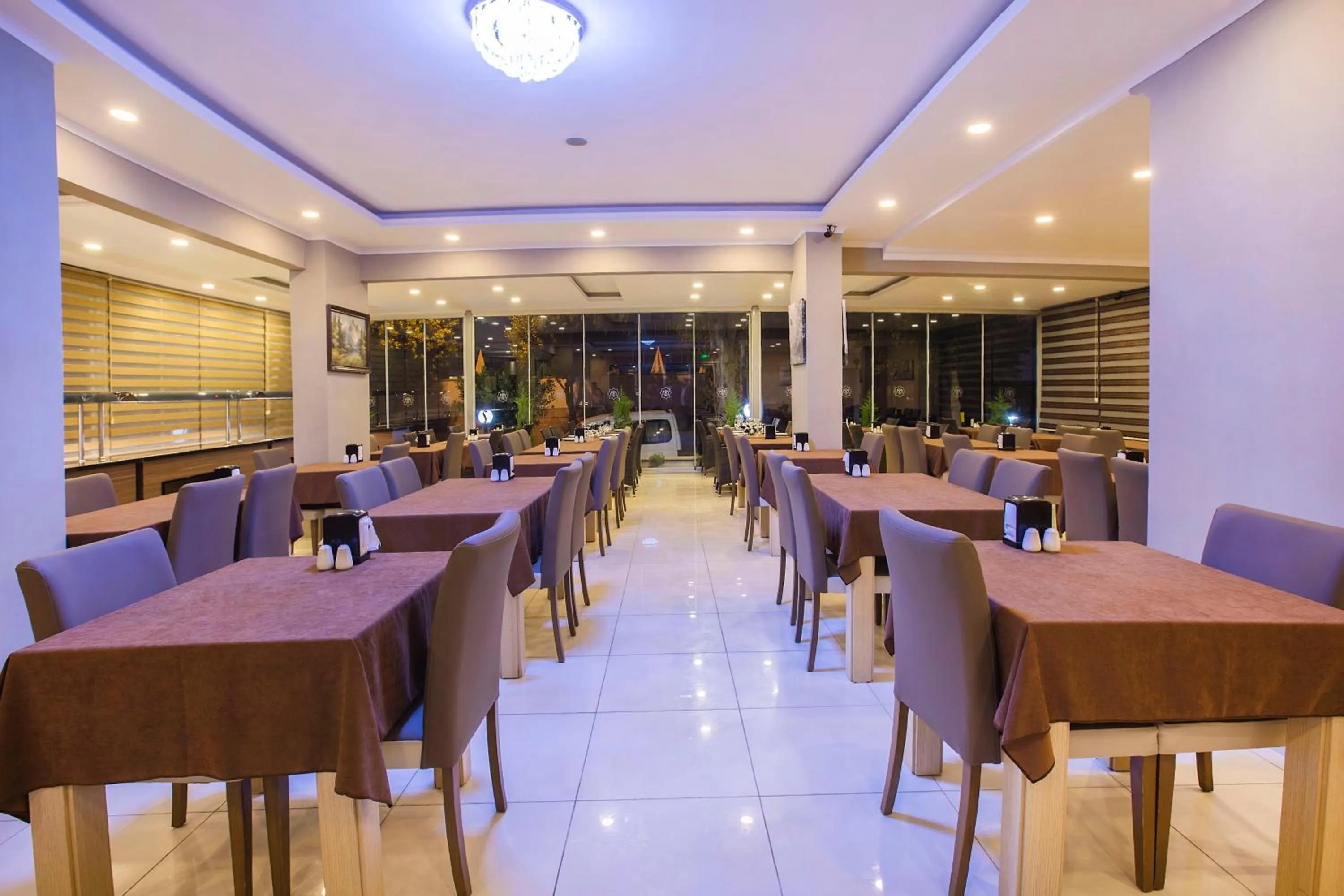 Restaurant/places to eat in Hawaii Suite Beach Hotel