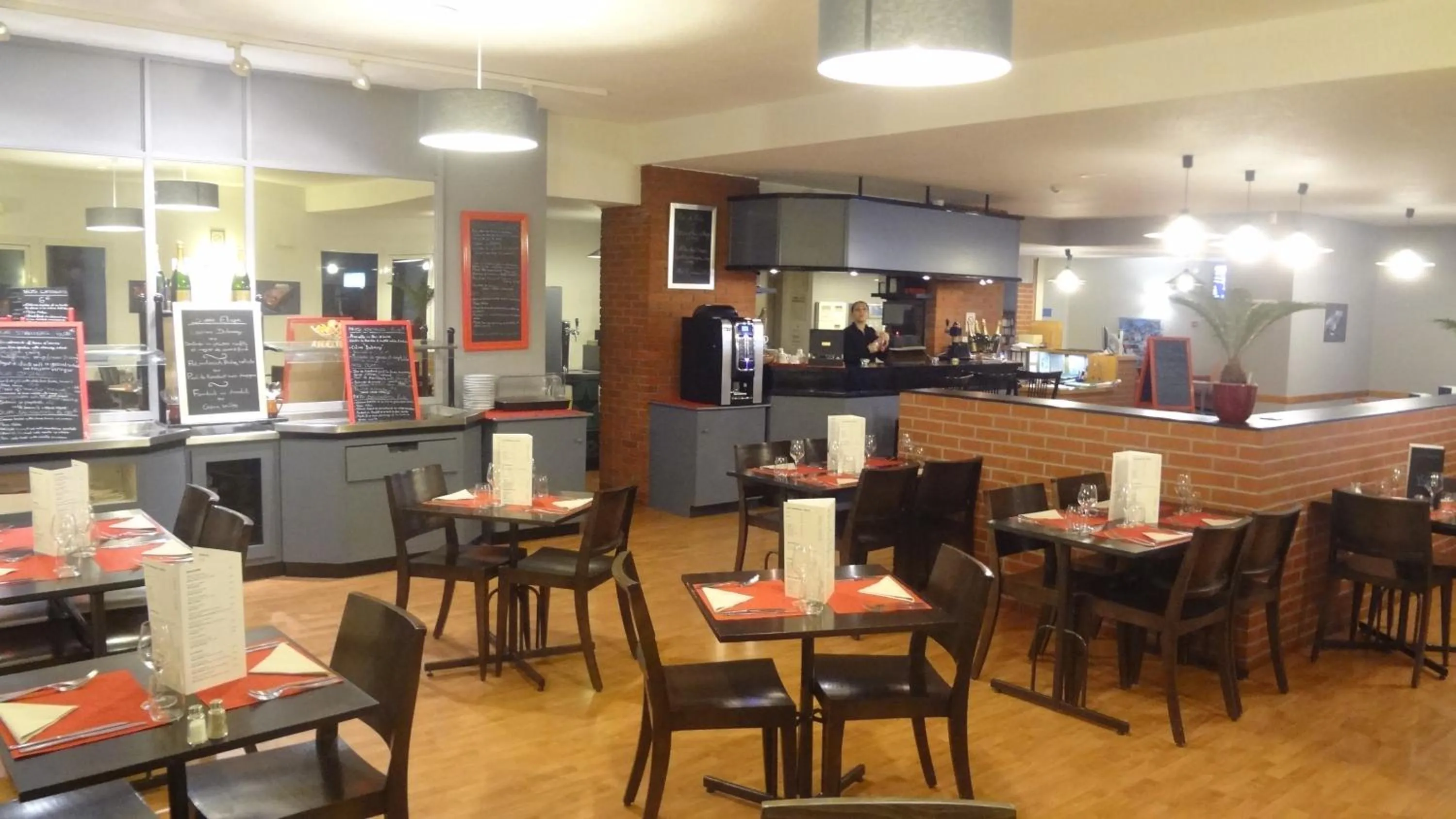 Food and drinks in Logis Cottage Hôtel