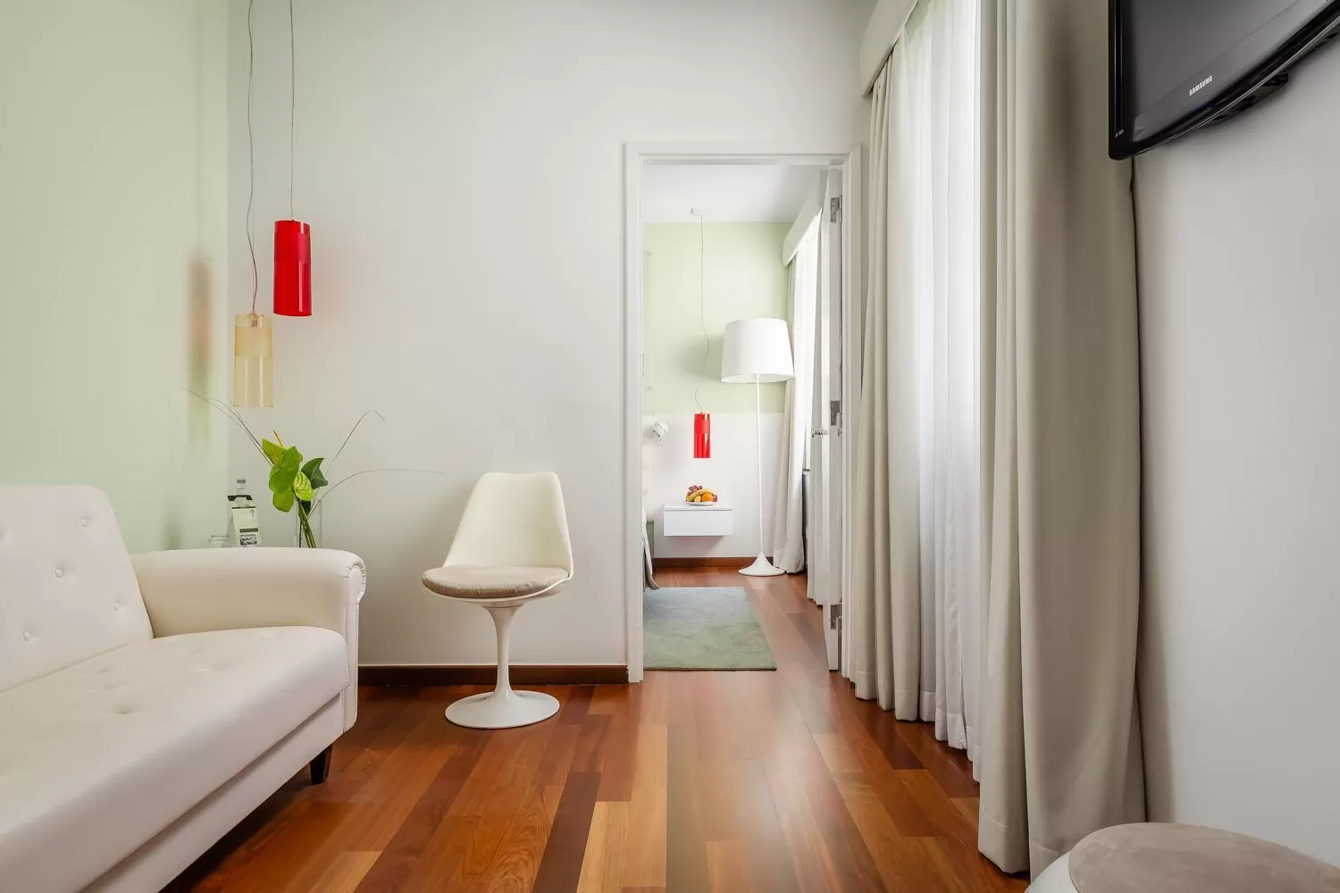 Communal lounge/ TV room, Bed in Hotel Florida