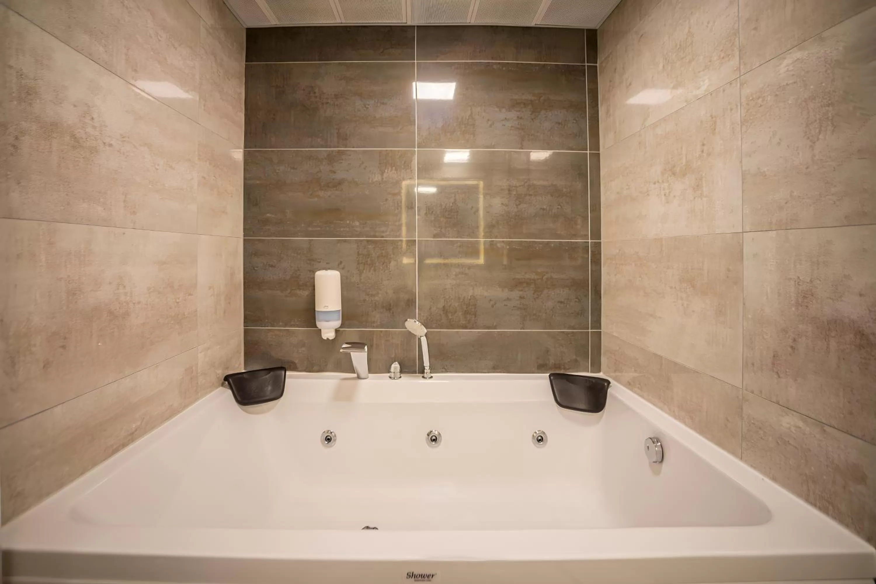 Hot Tub in Best Western Plus Khan Hotel