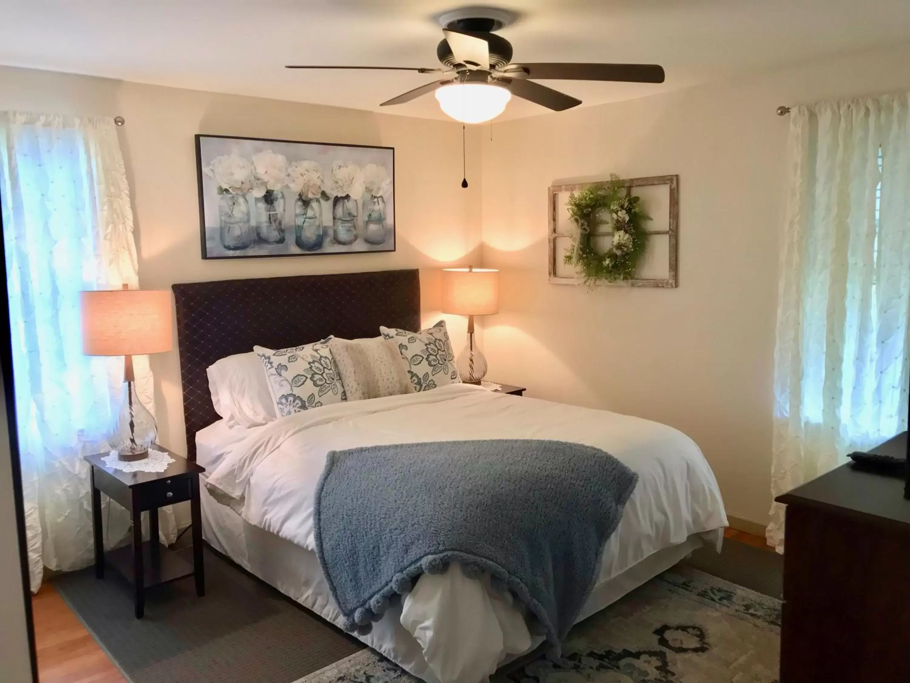 Queen Room in The Little Italy of Niagara Falls Bed & Breakfast Queen Room in The Little Italy of Niagara Falls Bed & Breakfast