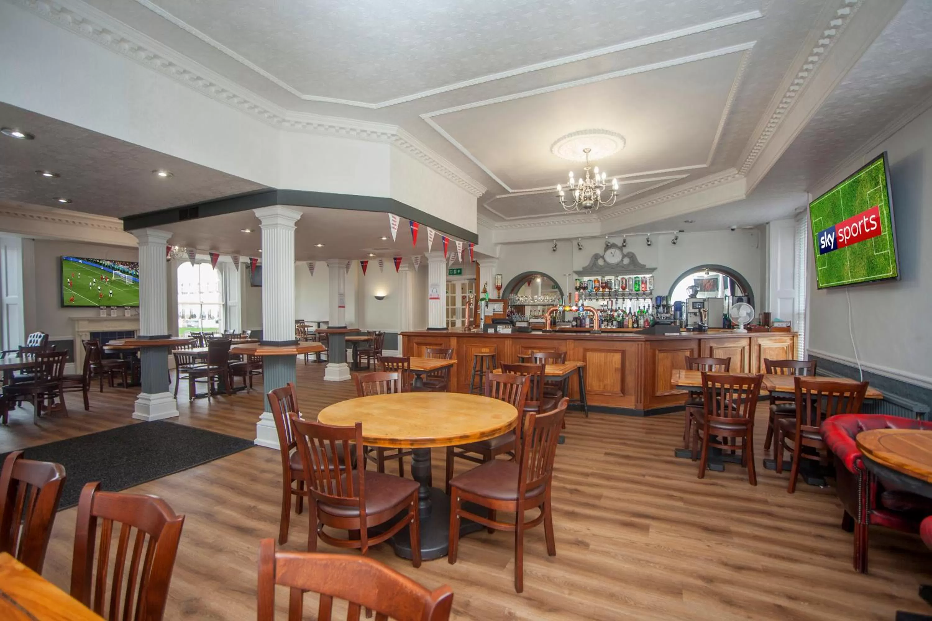 Restaurant/places to eat in The Royal Hotel