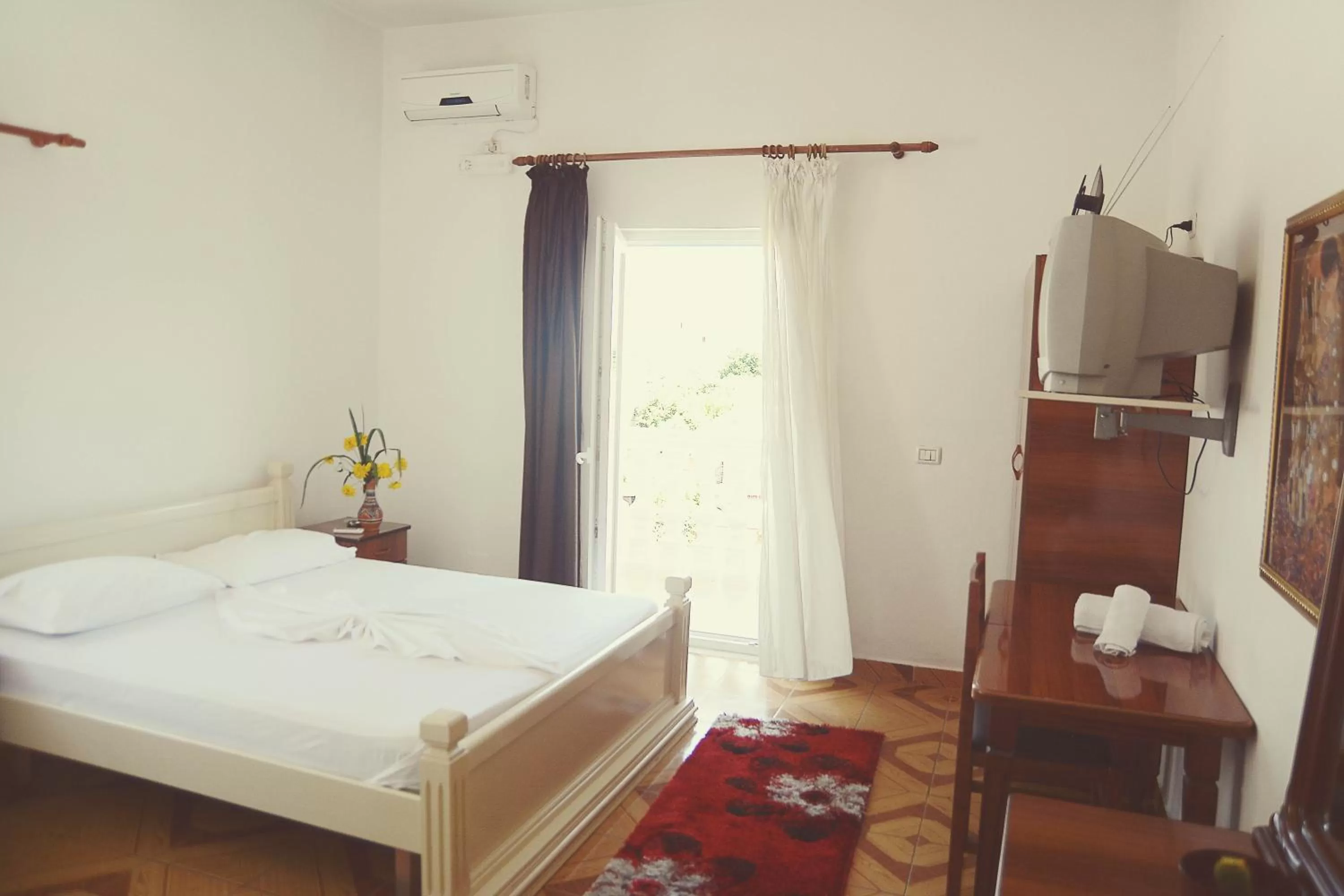 Photo of the whole room, Bed in Hotel Floga