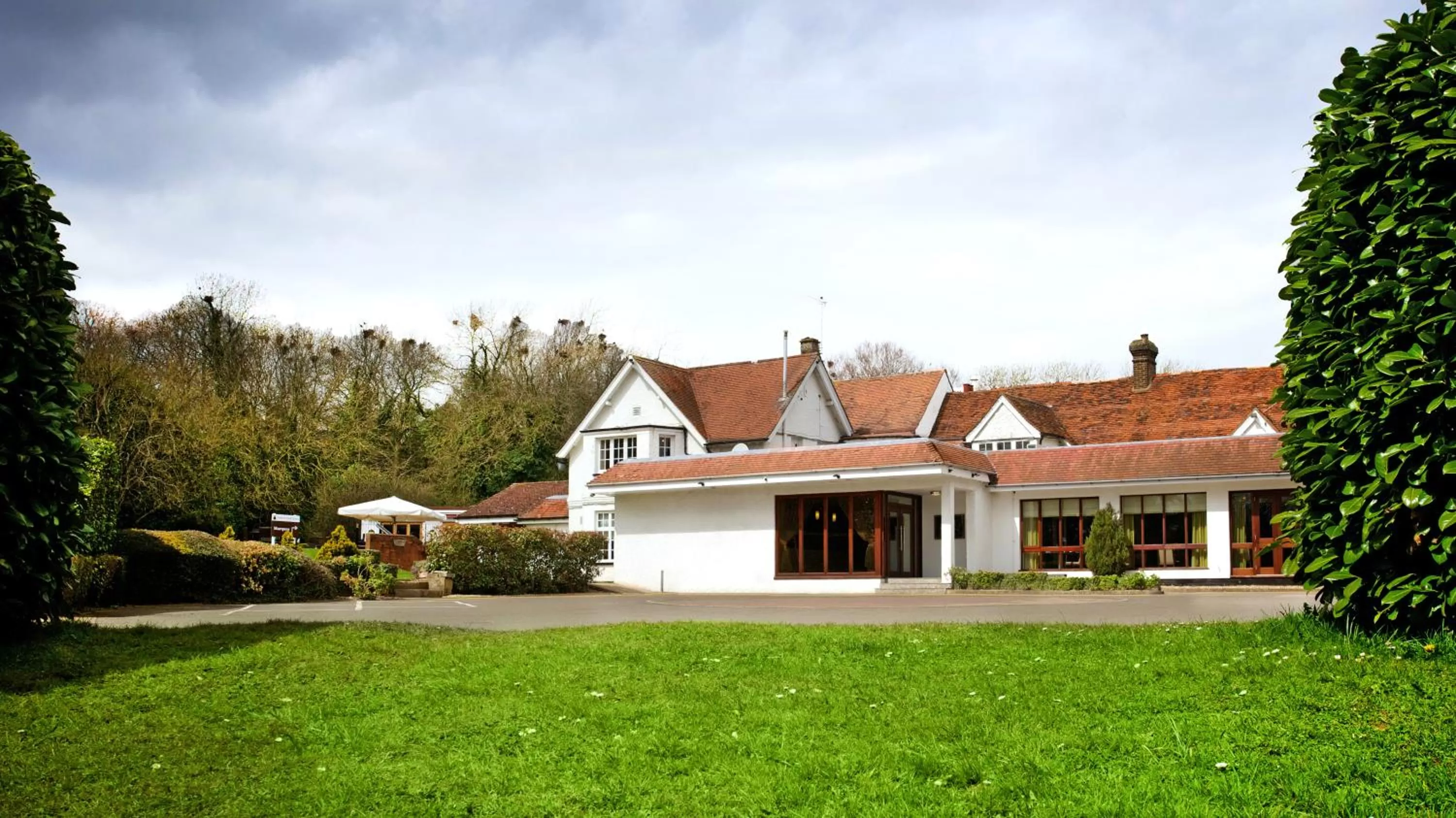 Facade/entrance in Aubrey Park Hotel