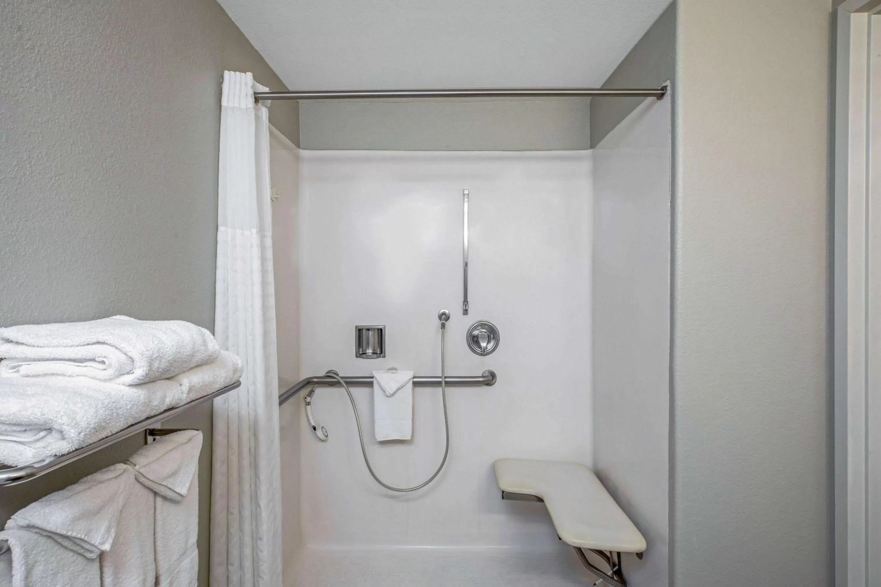 Shower, Bed in La Quinta by Wyndham Manteca - Ripon